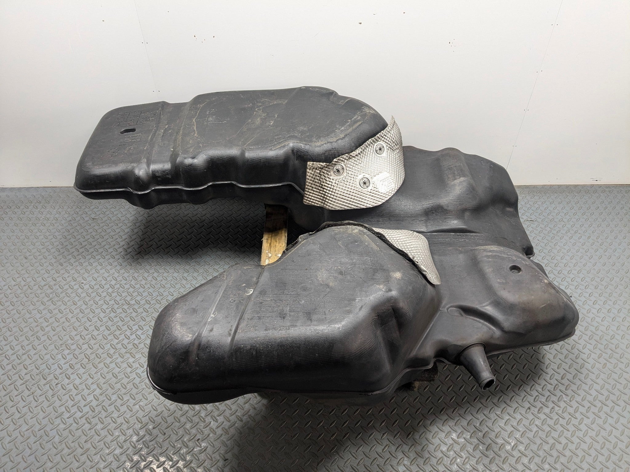 2011 - 2014 OEM PORSCHE CAYENNE FUEL GAS TANK WITH FUEL PUMP FILLER ASSEMBLY