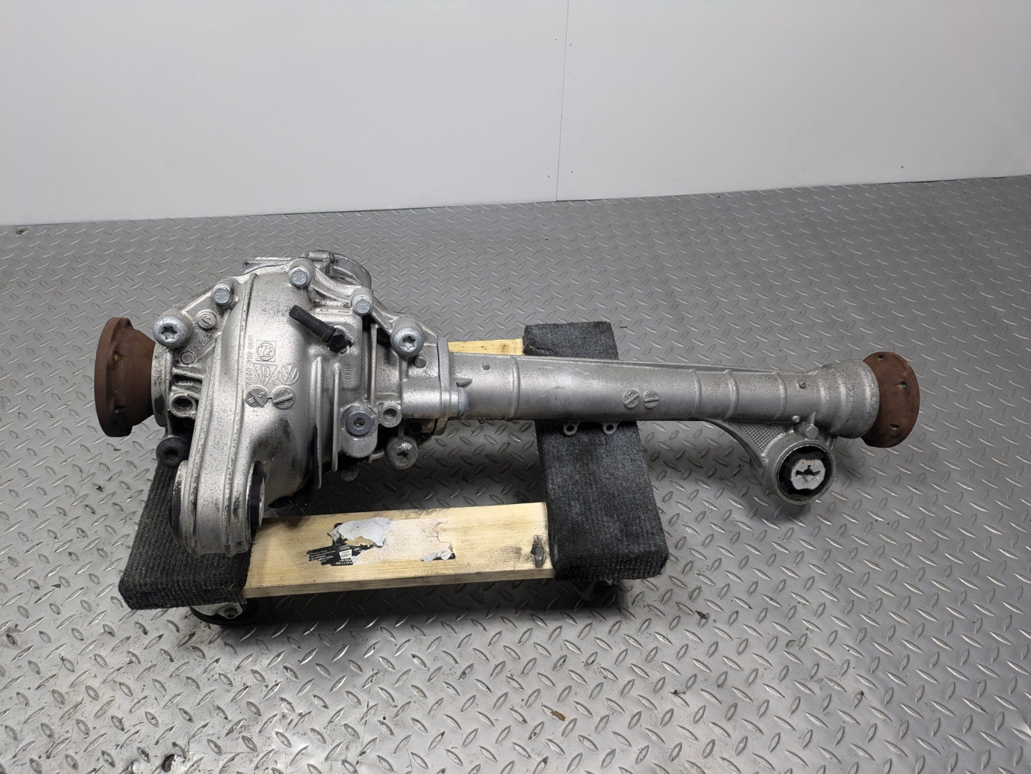 2011 - 2014 OEM PORSCHE CAYENNE FRONT DIFFERENTIAL AXLE CARRIER ASSEMBLY 4.8L