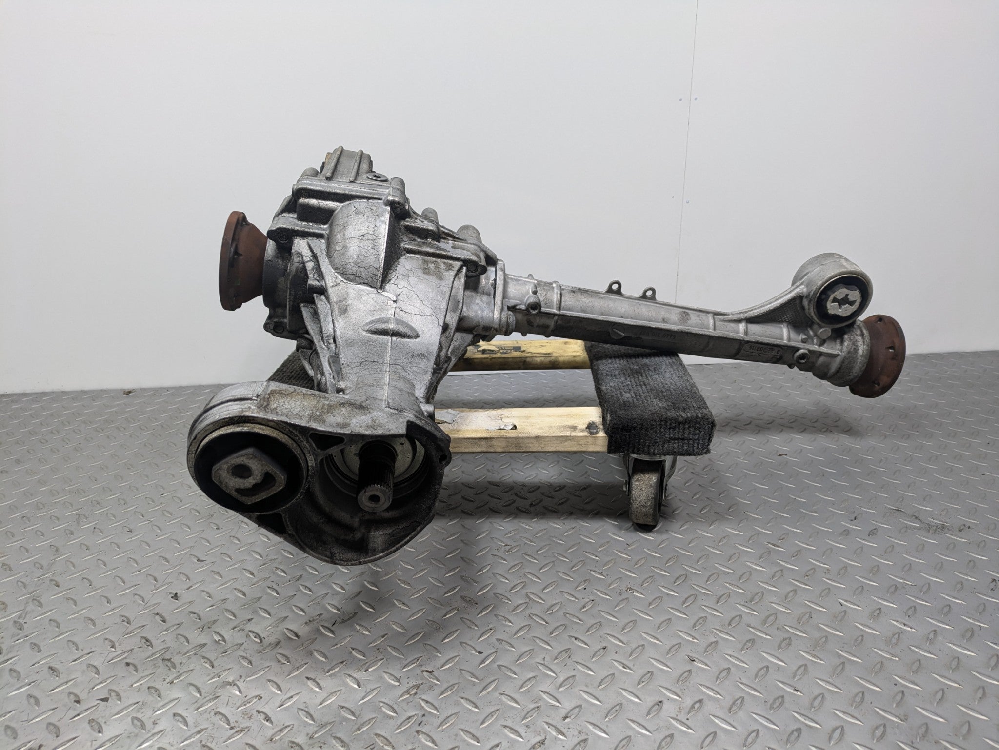 2011 - 2014 OEM PORSCHE CAYENNE FRONT DIFFERENTIAL AXLE CARRIER ASSEMBLY 4.8L