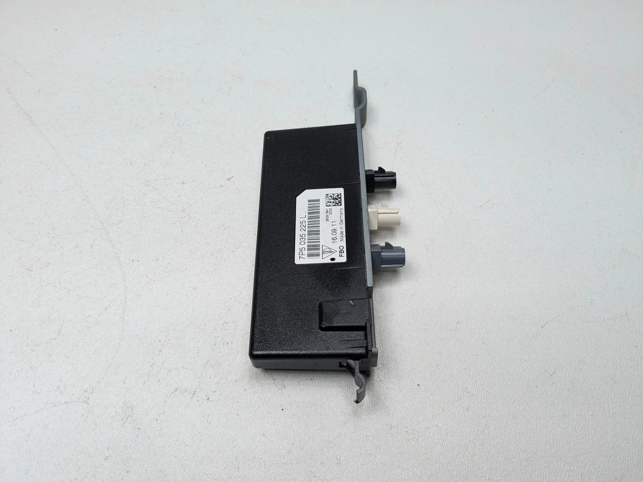 2011 - 2014 OEM PORSCHE CAYENNE REAR RIGHT RADIO ANTENNA AMPLIFIER MODULE UNIT