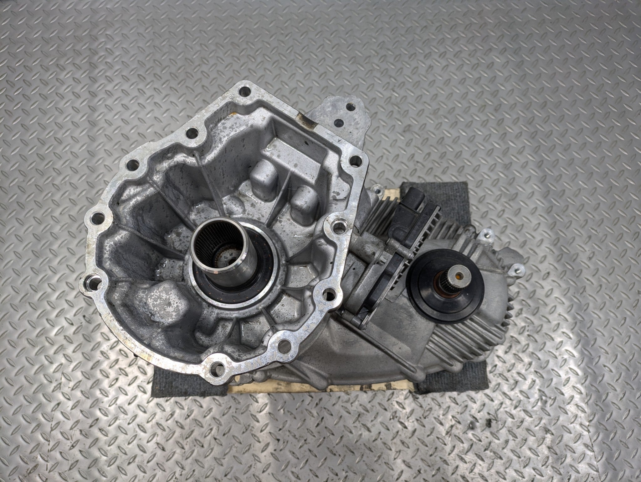 2011 - 2014 OEM PORSCHE CAYENNE 4.8L AT TRANSFER CASE BOX ASSEMBLY