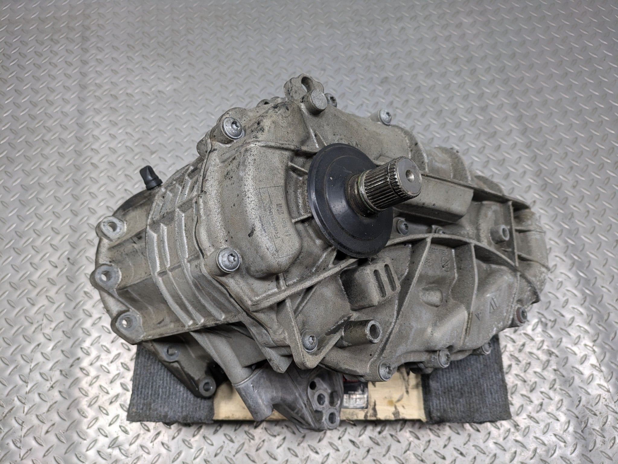 2011 - 2014 OEM PORSCHE CAYENNE 4.8L AT TRANSFER CASE BOX ASSEMBLY