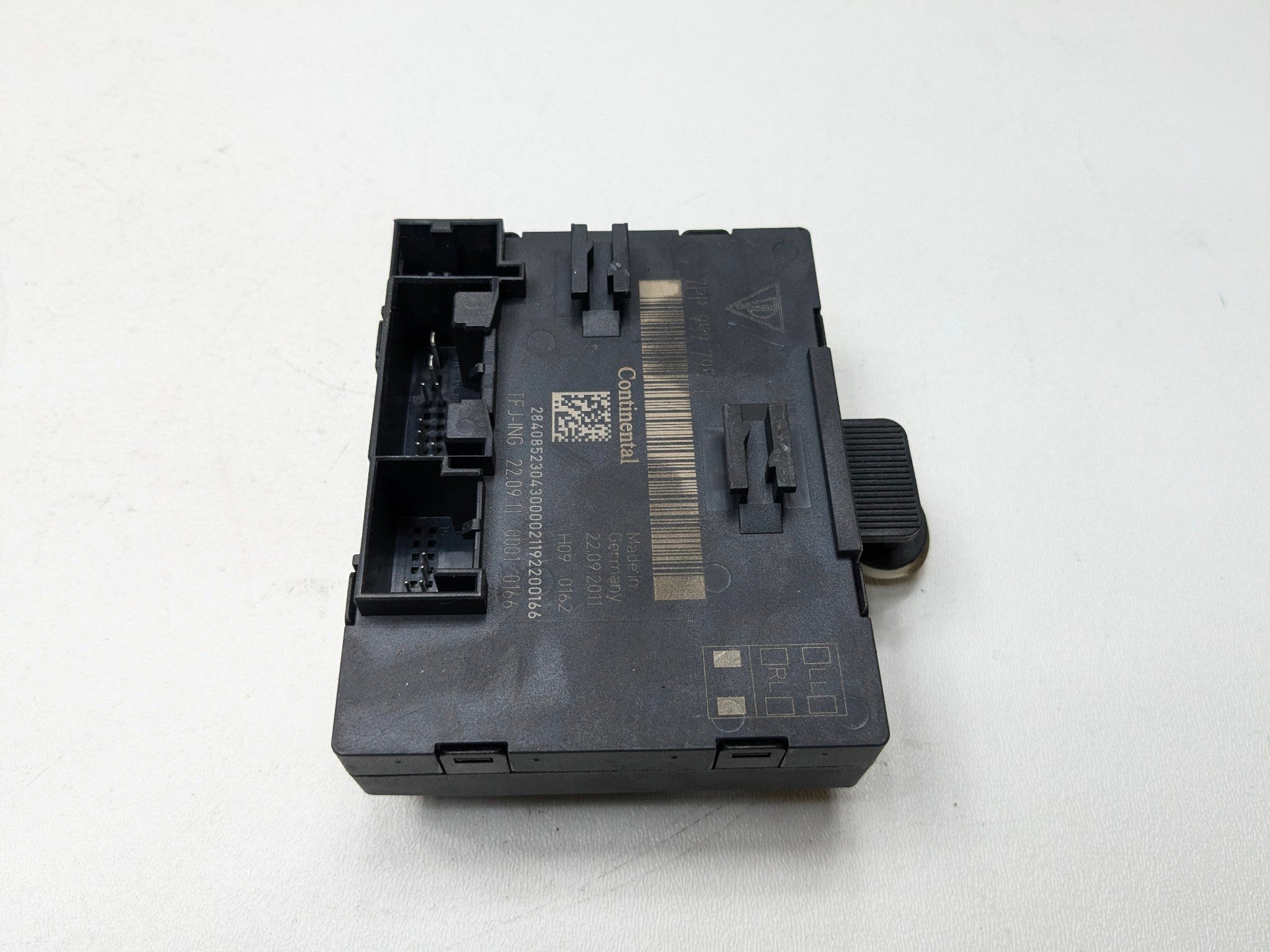 2011 - 2014 OEM PORSCHE CAYENNE REAR LEFT DRIVER SIDE DOOR CONTROL MODULE UNIT