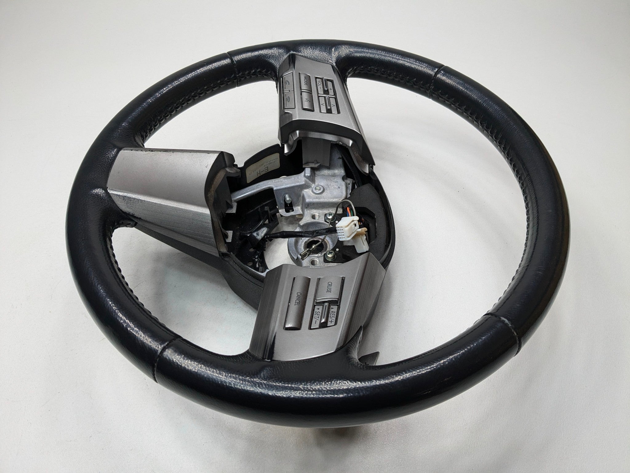 10 - 14 OEM SUBARU OUTBACK MULTIFUNCTIONAL STEERING WHEEL WITH CONTROL SWITCH