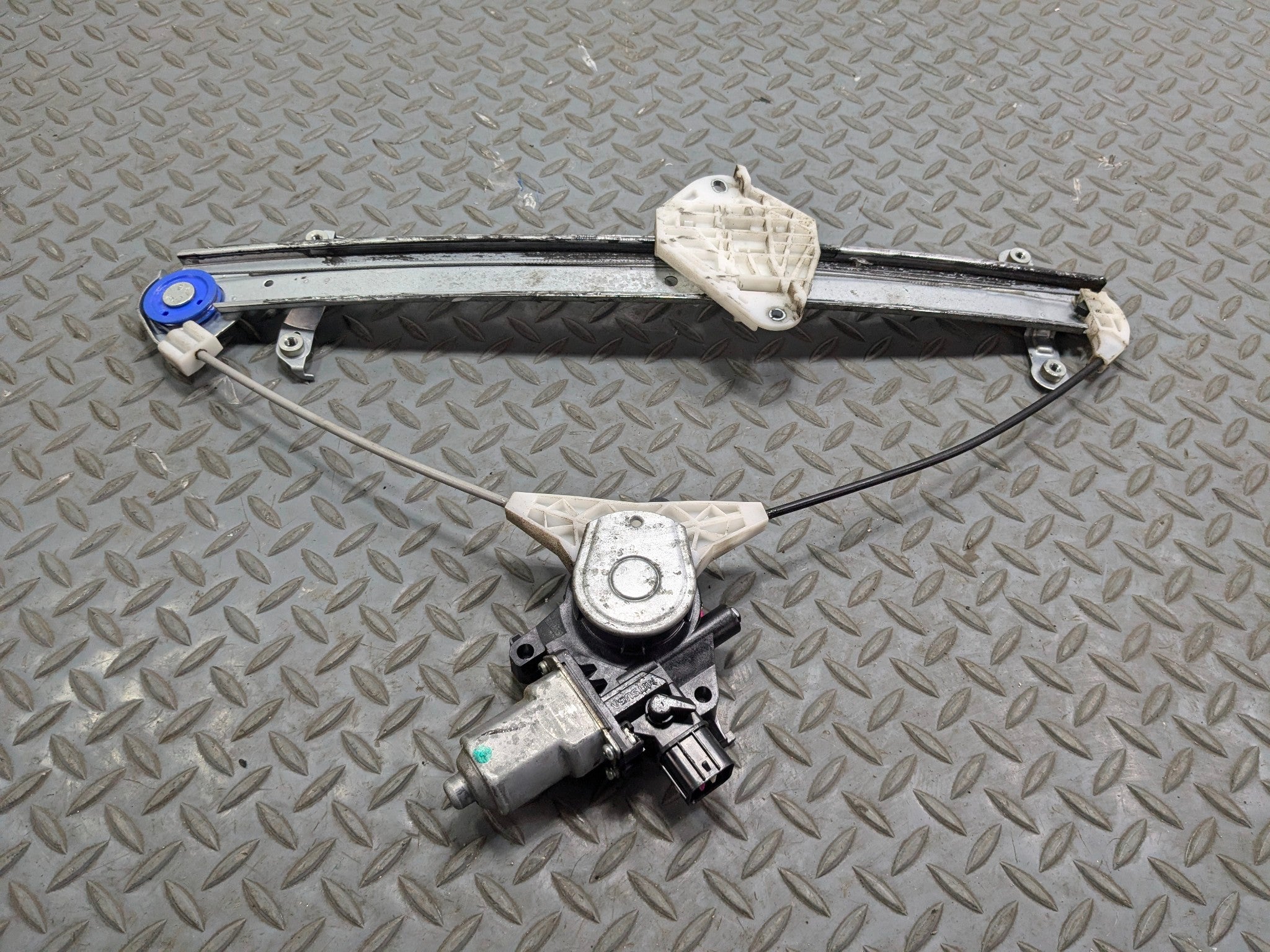 10 - 14 OEM SUBARU OUTBACK FRONT LEFT SIDE POWER WINDOW MOTOR REGULATOR ASSEMBLY