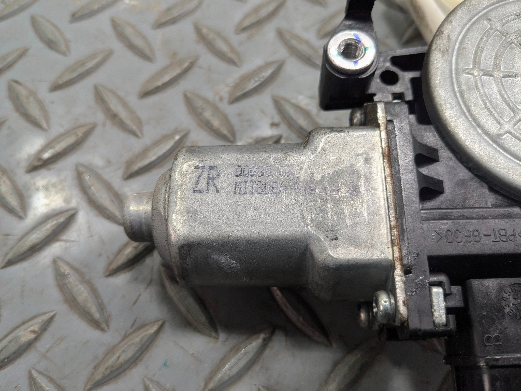 10 - 14 OEM SUBARU OUTBACK REAR RIGHT SIDE POWER WINDOW MOTOR REGULATOR ASSEMBLY