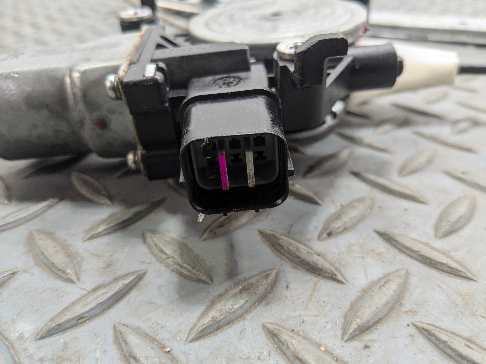 10 - 14 OEM SUBARU OUTBACK REAR RIGHT SIDE POWER WINDOW MOTOR REGULATOR ASSEMBLY