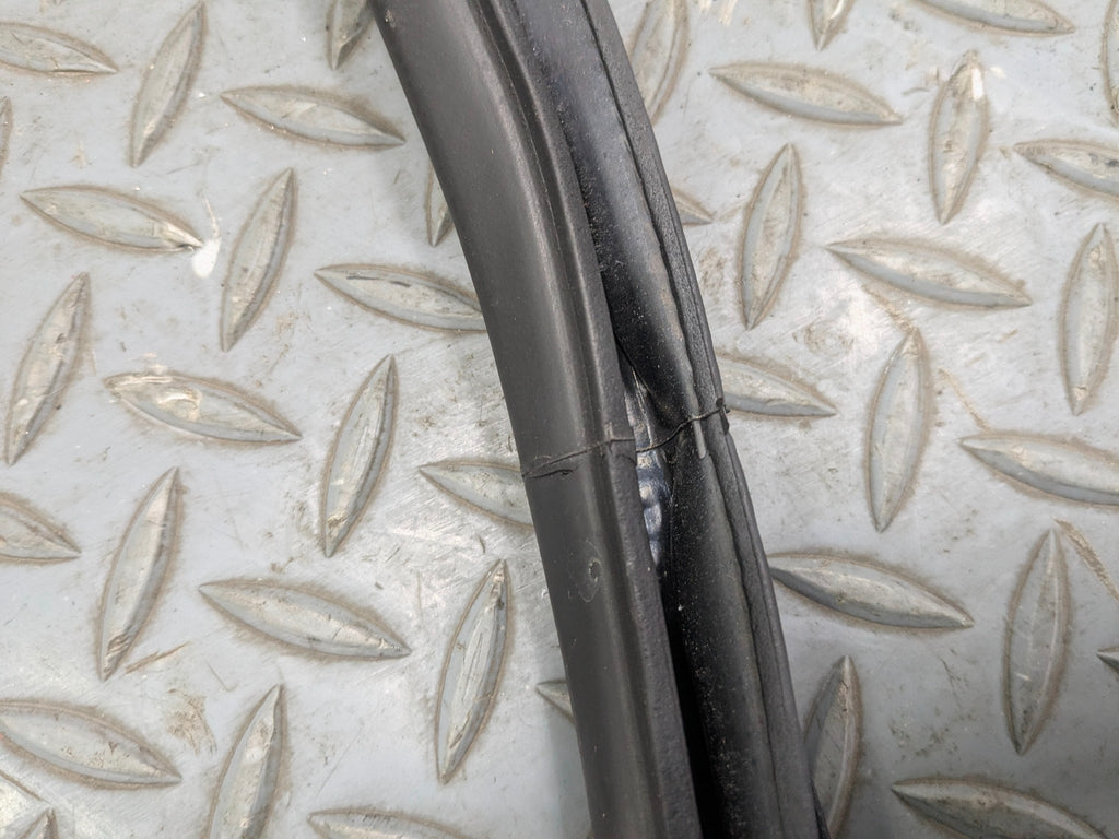 10 - 14 OEM SUBARU OUTBACK FRONT RIGHT PASSENGER SIDE DOOR WEATHER STRIPPING