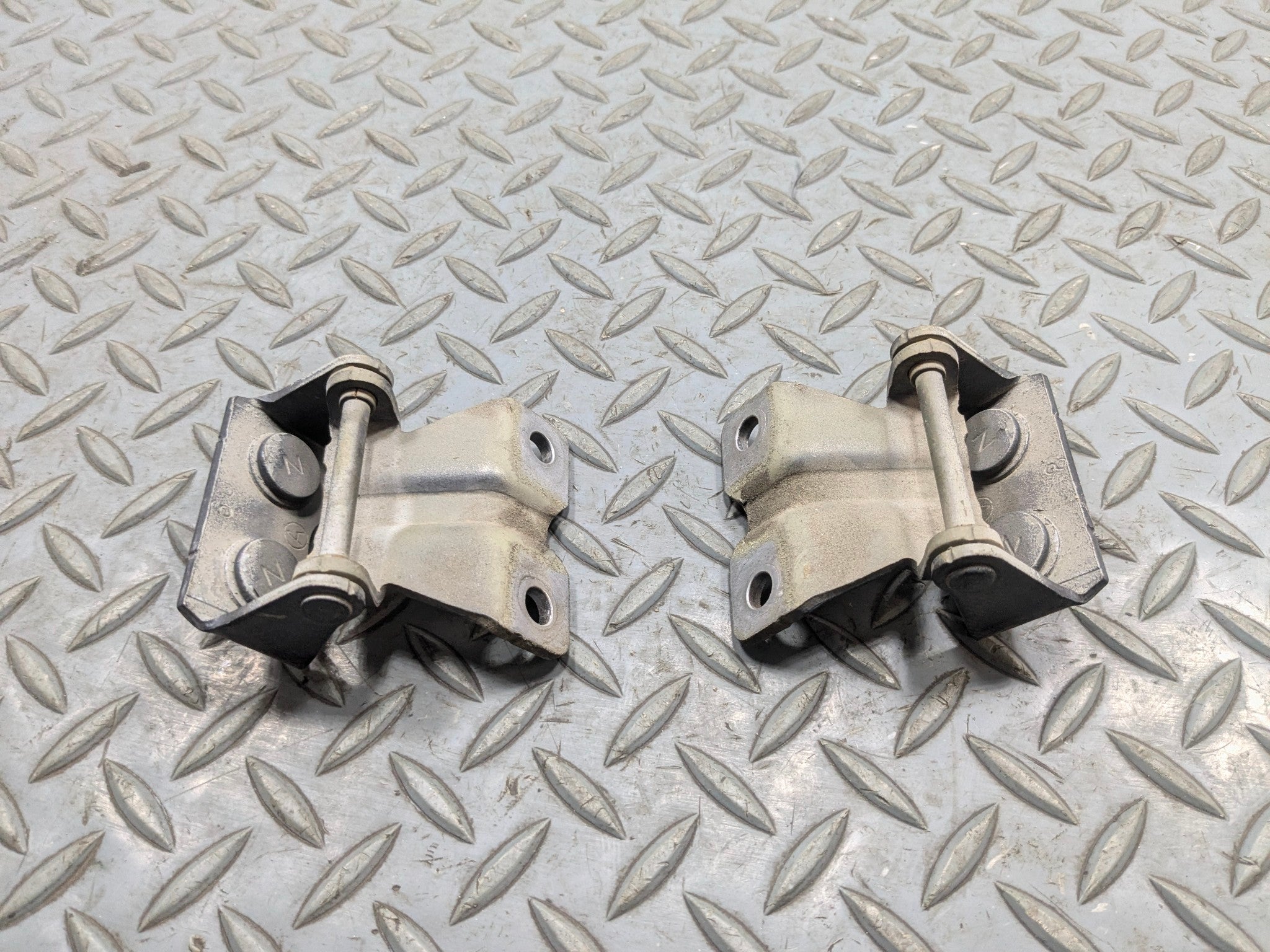 10 - 14 OEM SUBARU OUTBACK REAR LEFT AND RIGHT SIDE TRUNK LID GATE HINGES SET