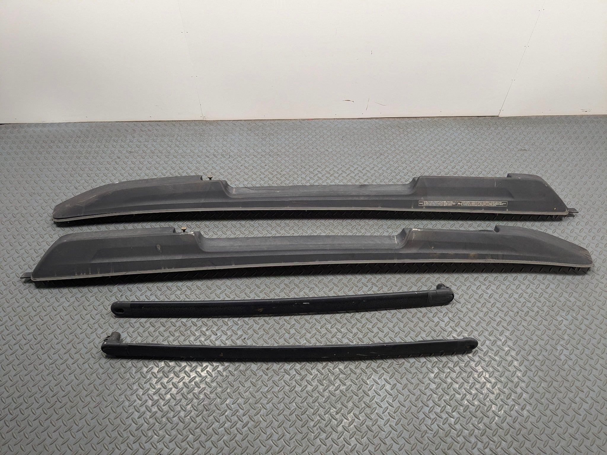 10 - 14 OEM SUBARU OUTBACK LEFT AND RIGHT SIDE ROOF RAIL RACK CARRIER CROSS BAR