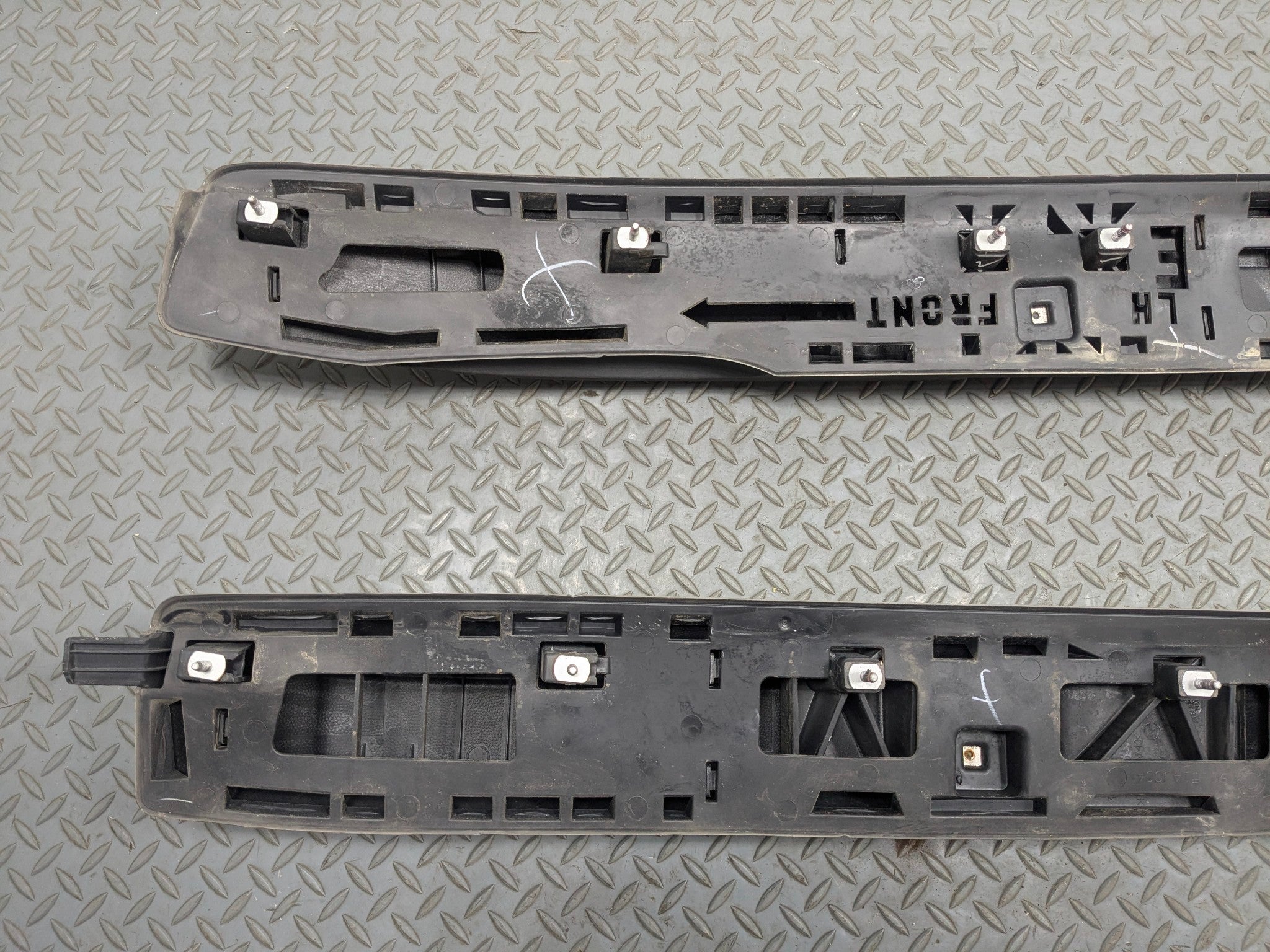 10 - 14 OEM SUBARU OUTBACK LEFT AND RIGHT SIDE ROOF RAIL RACK CARRIER CROSS BAR