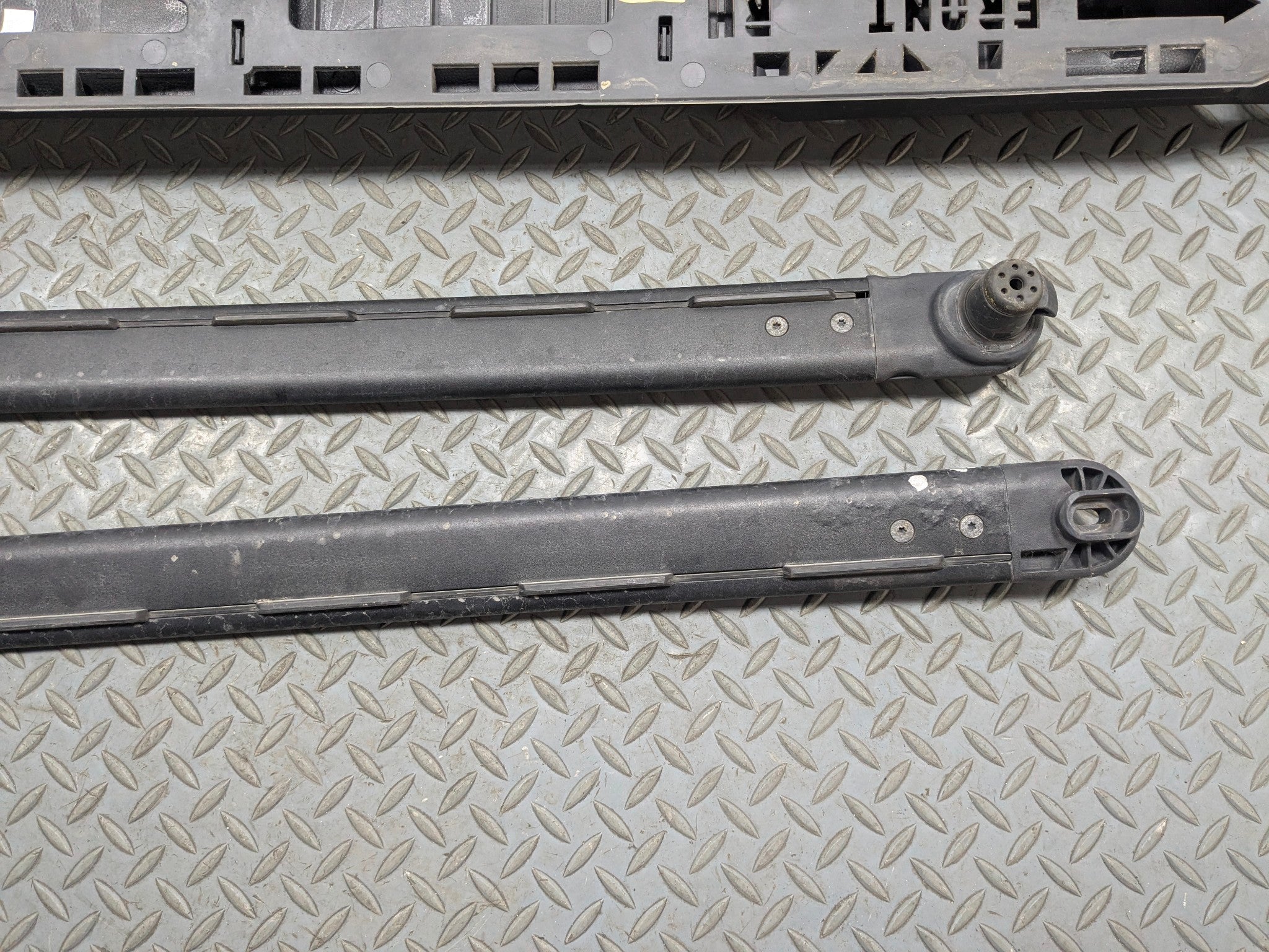 10 - 14 OEM SUBARU OUTBACK LEFT AND RIGHT SIDE ROOF RAIL RACK CARRIER CROSS BAR