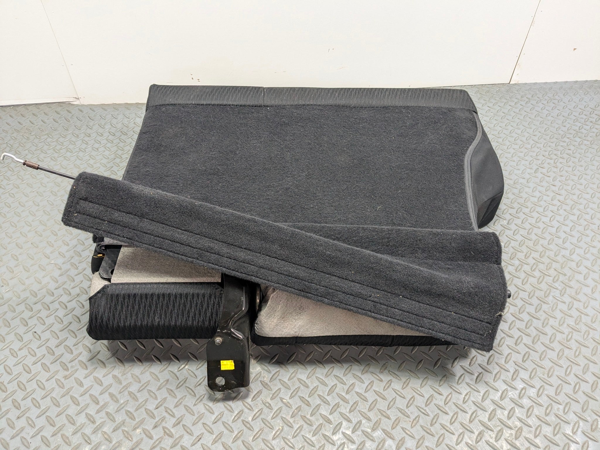 10 - 14 OEM SUBARU OUTBACK REAR LEFT DRIVER SIDE UPPER SEAT CUSHION WITH ARMREST