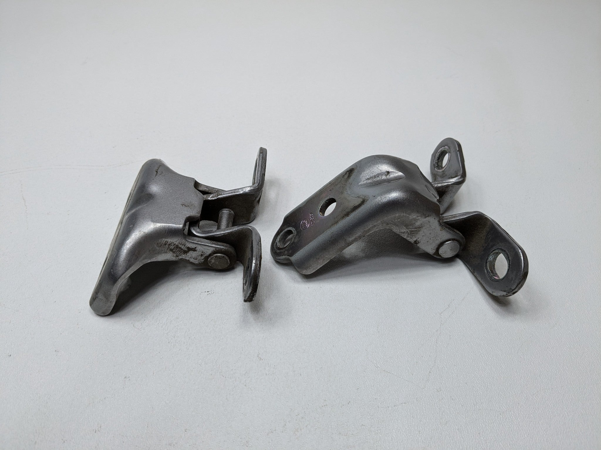 2012 - 2014 HYUNDAI AZERA OEM DOOR HINGES REAR LEFT DRIVER SIDE UPPER AND LOWER