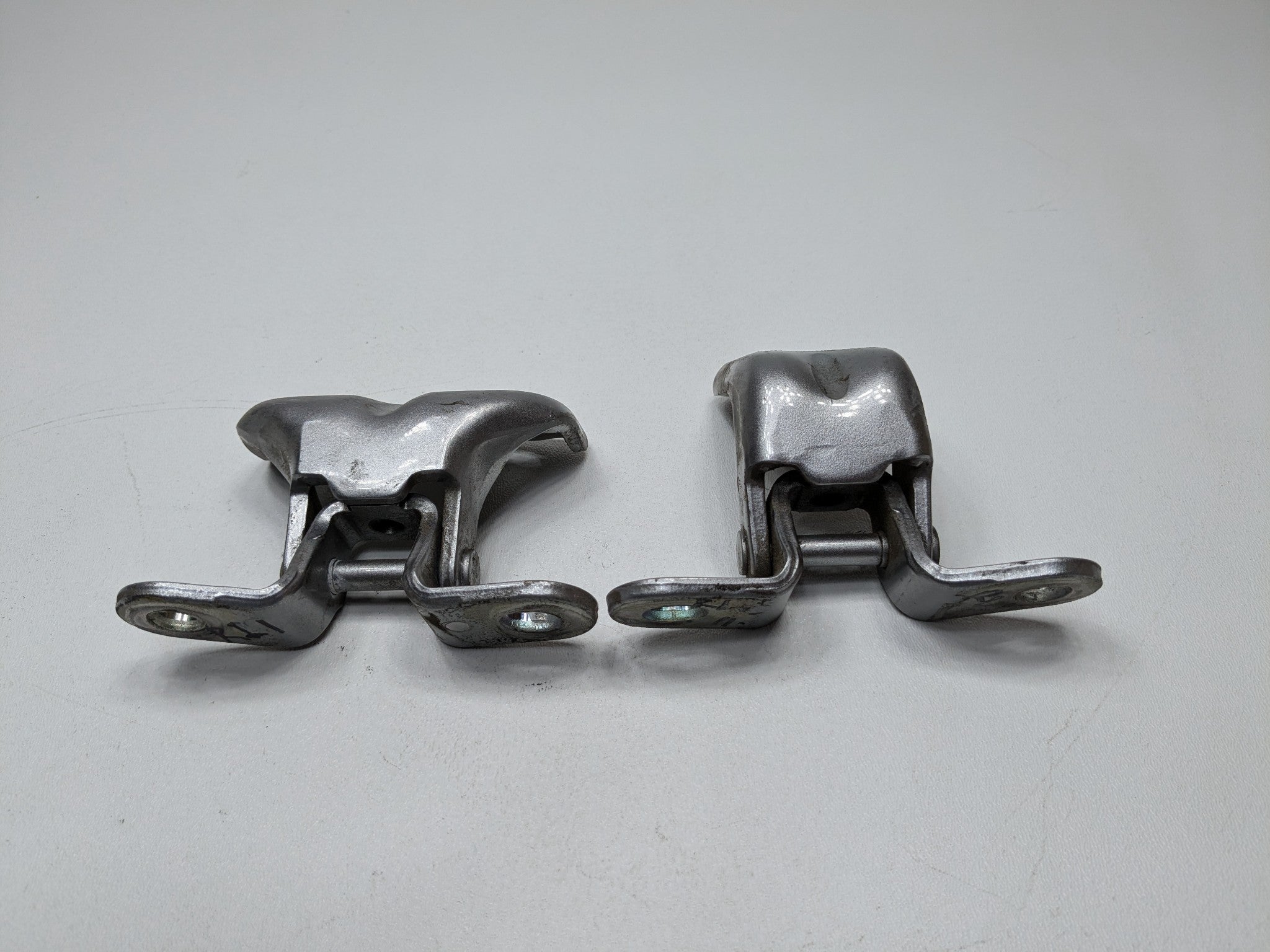 2012 - 2014 HYUNDAI AZERA OEM DOOR HINGES REAR LEFT DRIVER SIDE UPPER AND LOWER