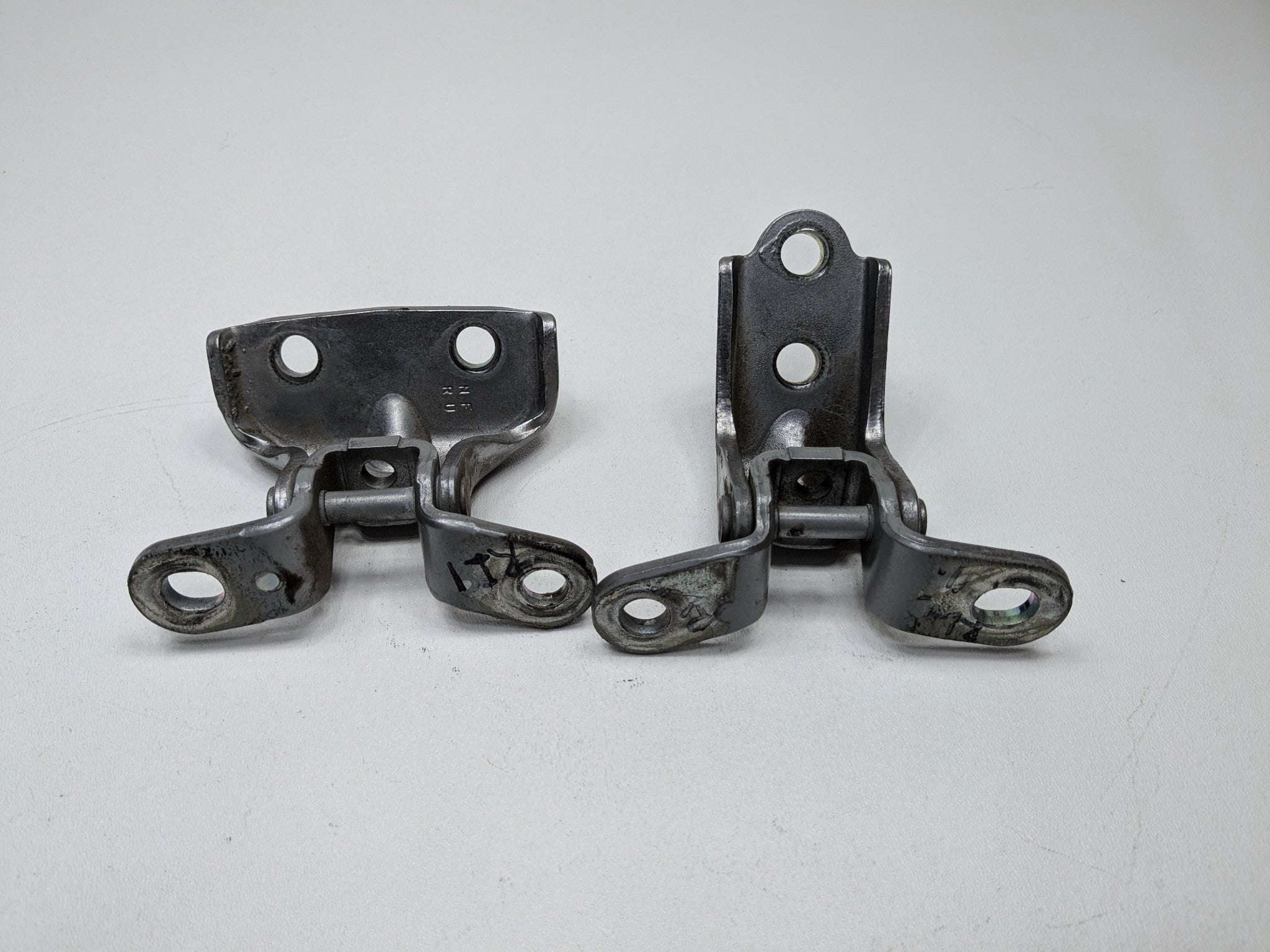 2012 - 2014 HYUNDAI AZERA OEM DOOR HINGES REAR LEFT DRIVER SIDE UPPER AND LOWER