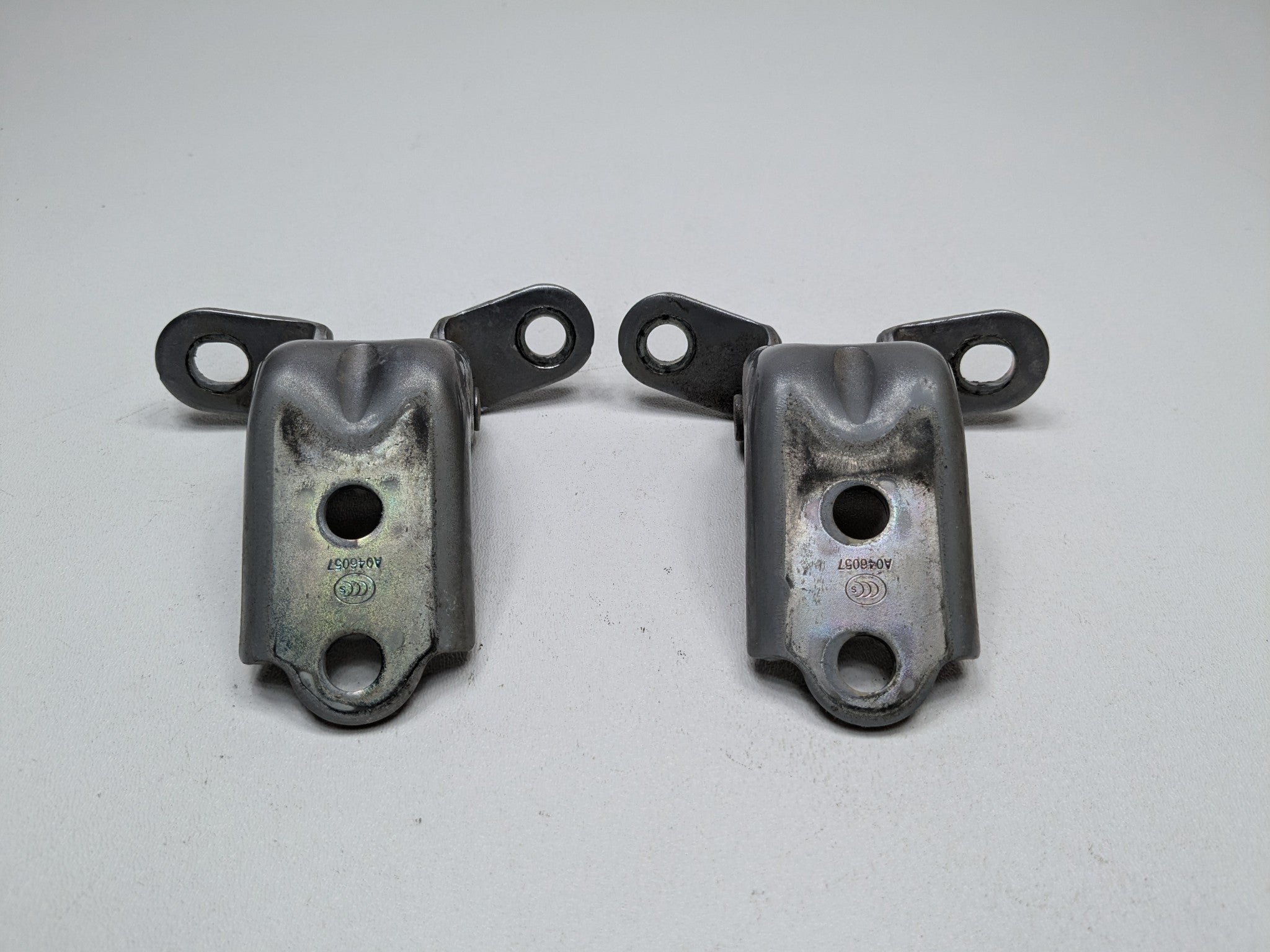 2012 - 2014 HYUNDAI AZERA OEM DOOR HINGES FRONT LEFT DRIVER SIDE UPPER AND LOWER