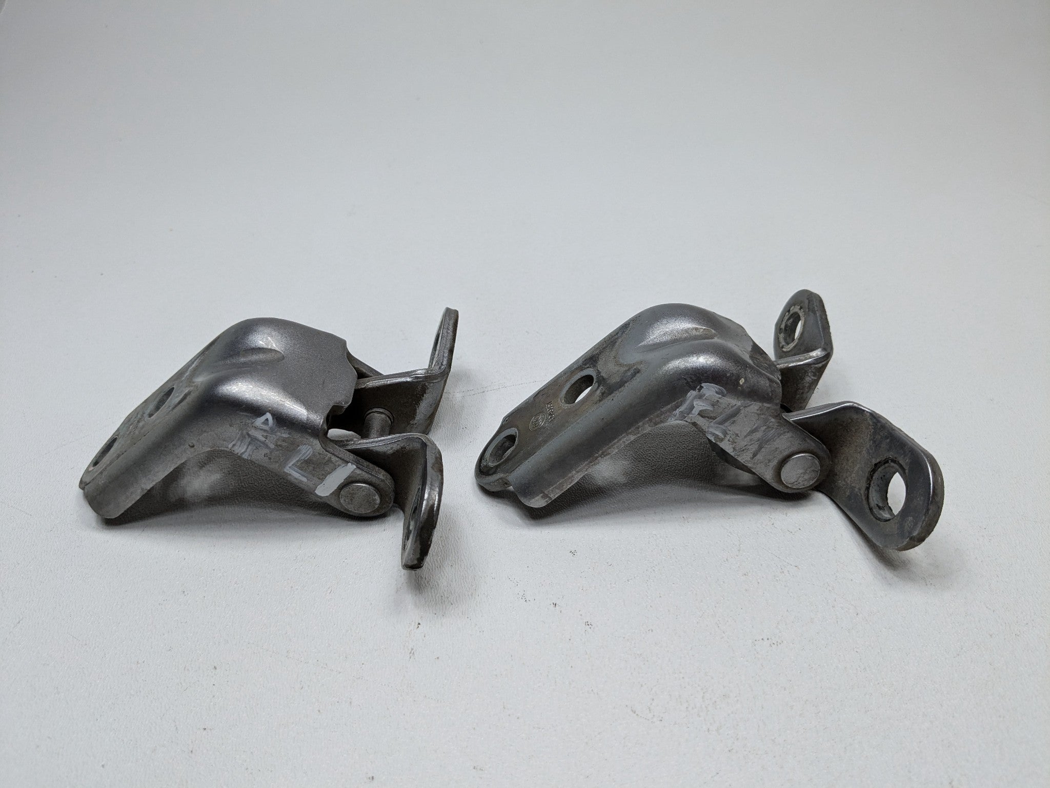 2012 - 2014 HYUNDAI AZERA OEM DOOR HINGES FRONT LEFT DRIVER SIDE UPPER AND LOWER