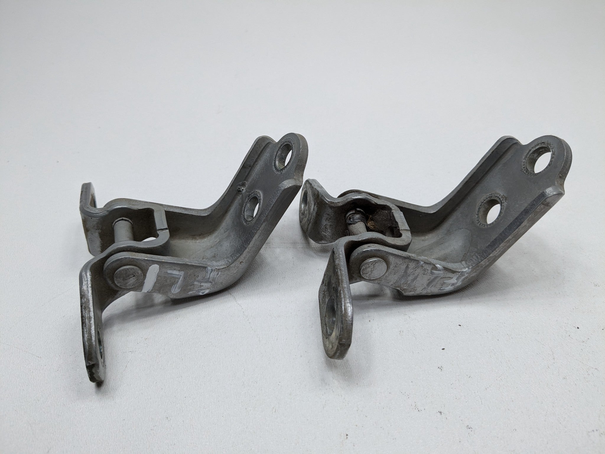 2012 - 2014 HYUNDAI AZERA OEM DOOR HINGES FRONT LEFT DRIVER SIDE UPPER AND LOWER