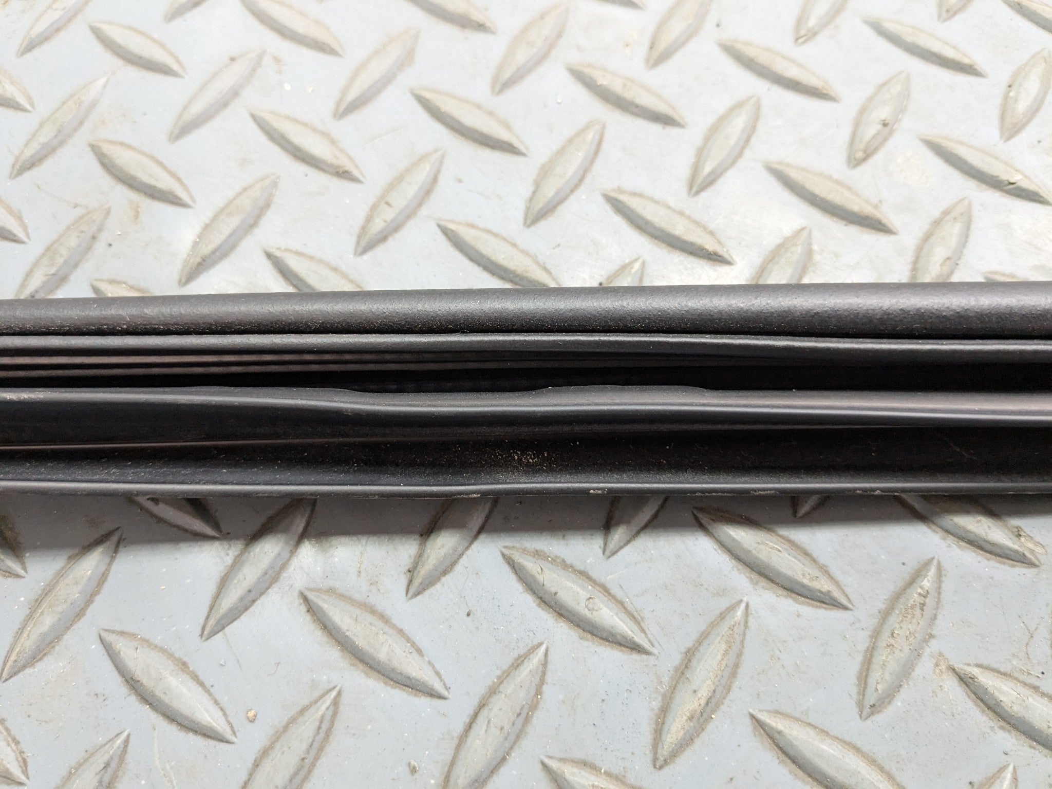 2012 - 2014 HYUNDAI AZERA OEM DOOR SEAL WEATHER STRIPPING RUBBER FRONT LEFT SIDE