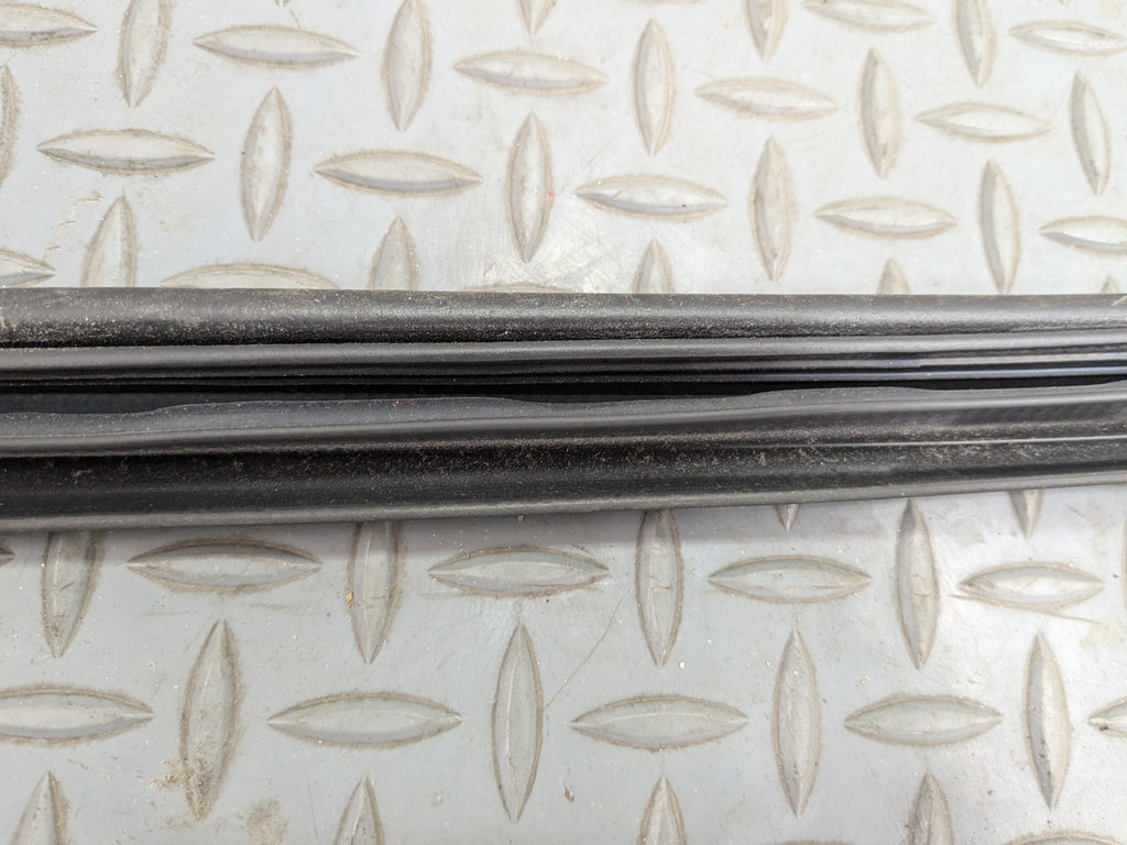 2012 - 2014 HYUNDAI AZERA OEM DOOR SEAL WEATHER STRIPPING RUBBER REAR LEFT SIDE