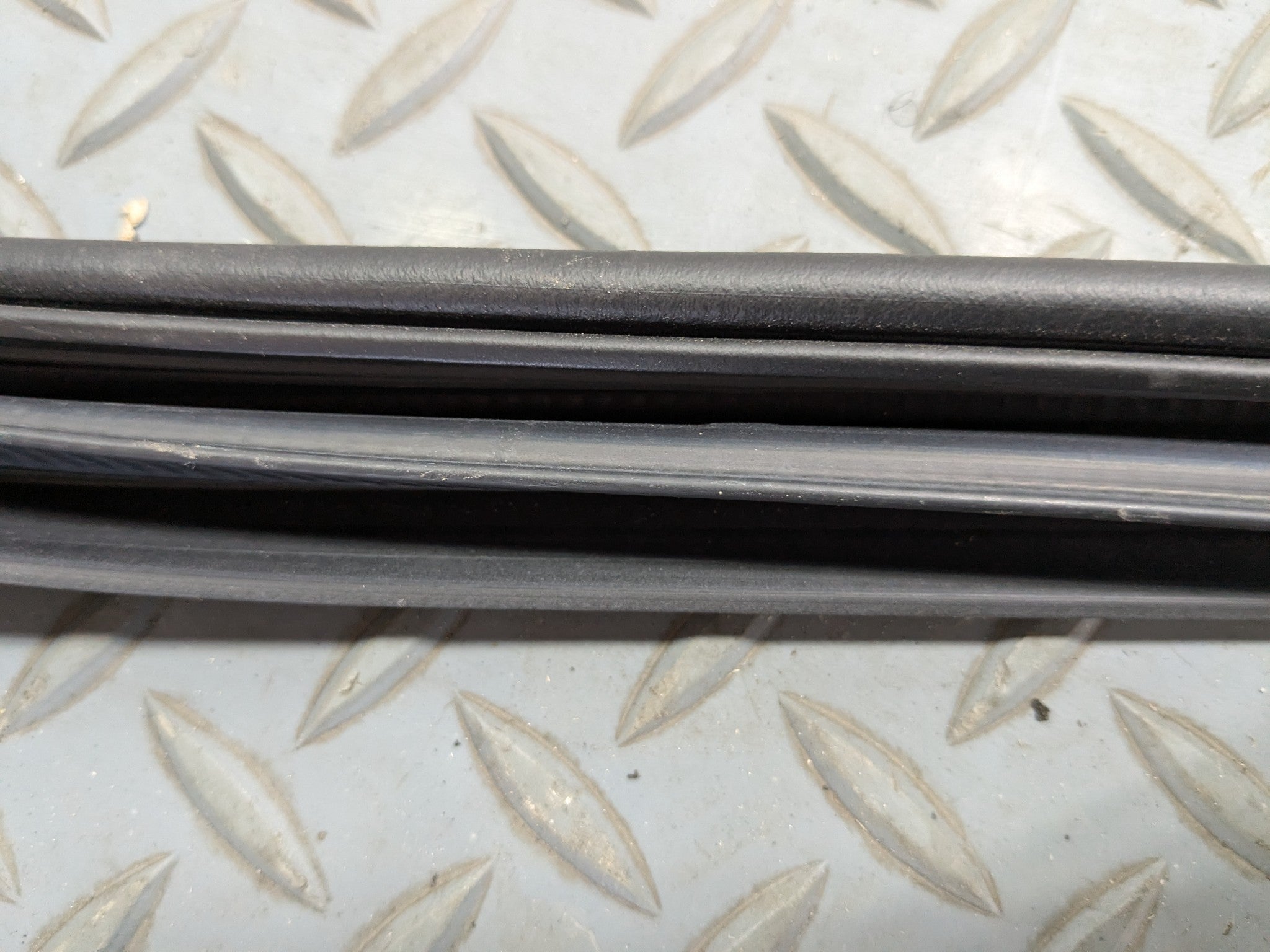 2012 - 2014 HYUNDAI AZERA OEM DOOR SEAL WEATHER STRIPPING RUBBER REAR RIGHT SIDE