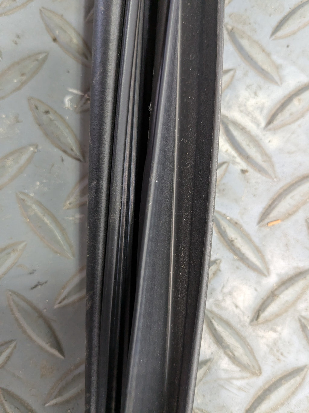 12 - 14 HYUNDAI AZERA OEM DOOR SEAL WEATHER STRIPPING RUBBER FRONT RIGHT SIDE