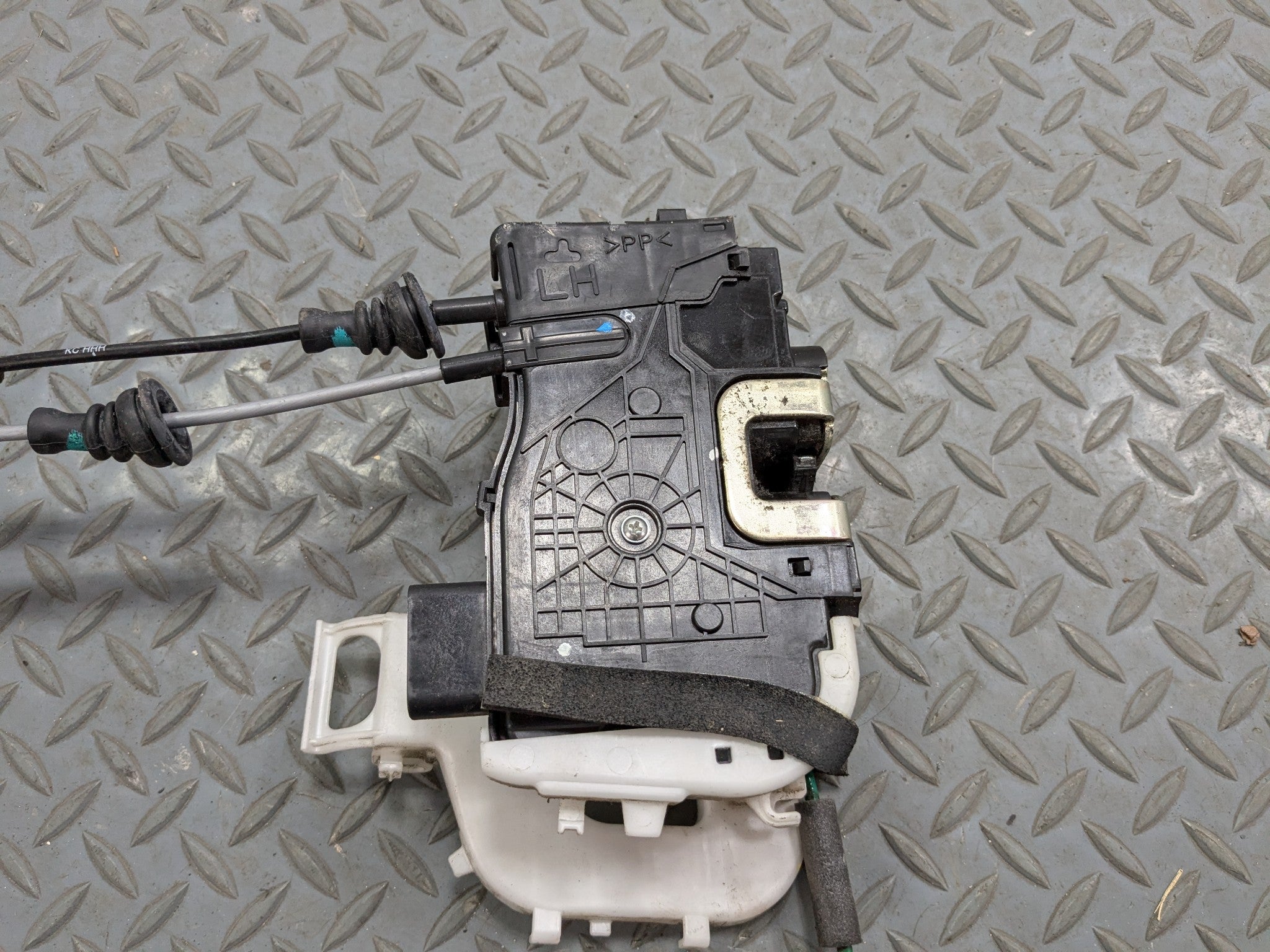 2012 - 2014 HYUNDAI AZERA OEM DOOR LOCK LATCH ACTUATOR FRONT LEFT DRIVER SIDE