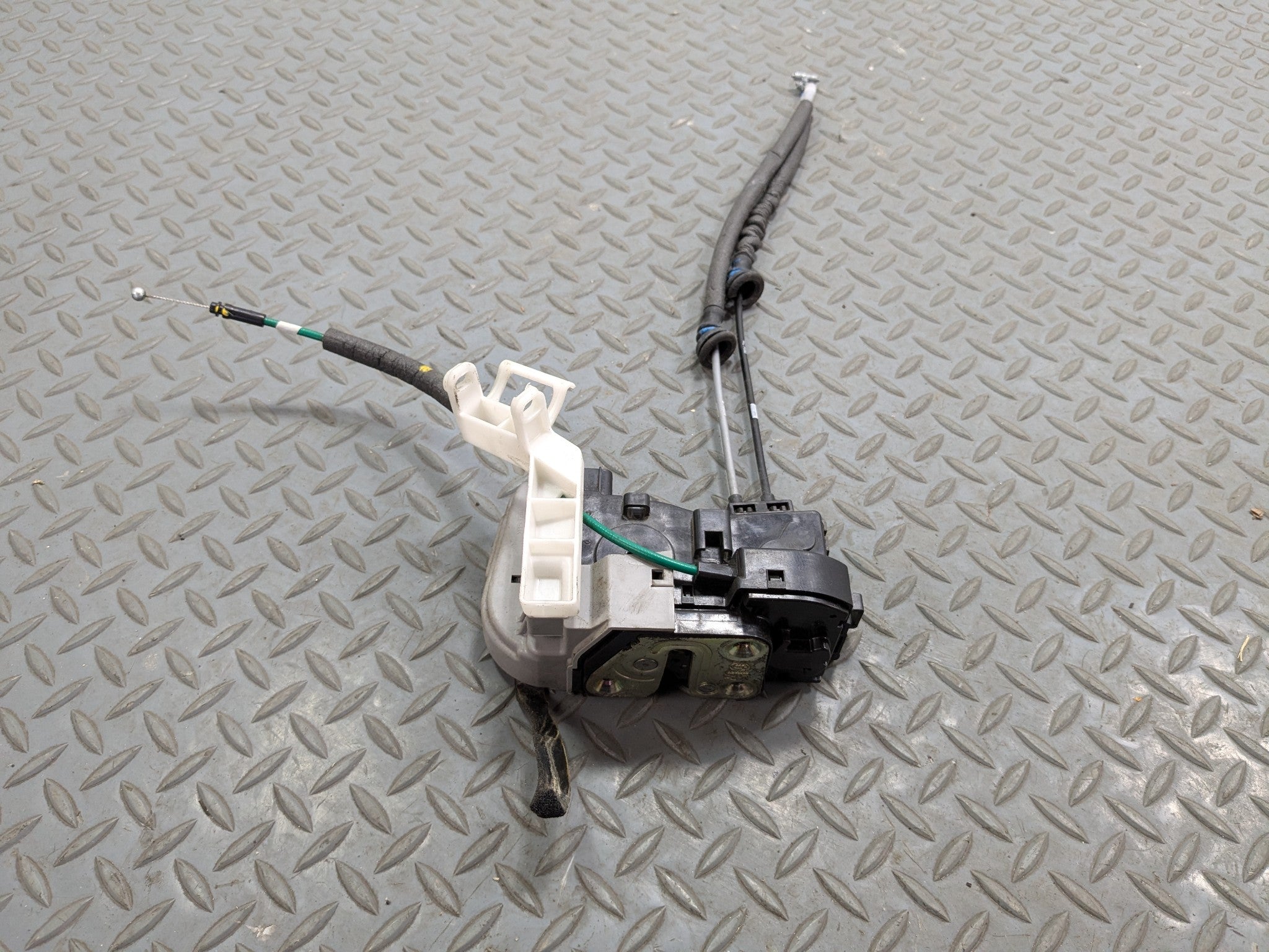 2012 - 2014 HYUNDAI AZERA OEM DOOR LOCK LATCH ACTUATOR REAR RIGHT PASSENGER SIDE