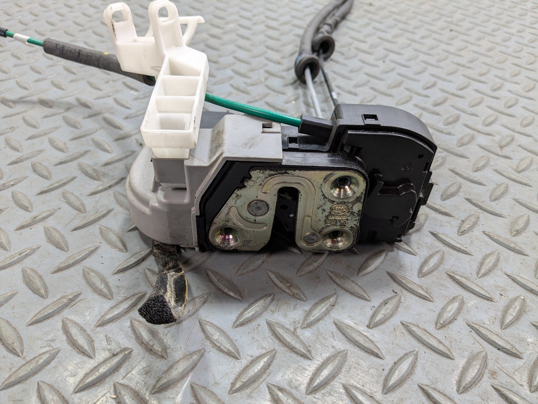 2012 - 2014 HYUNDAI AZERA OEM DOOR LOCK LATCH ACTUATOR REAR RIGHT PASSENGER SIDE