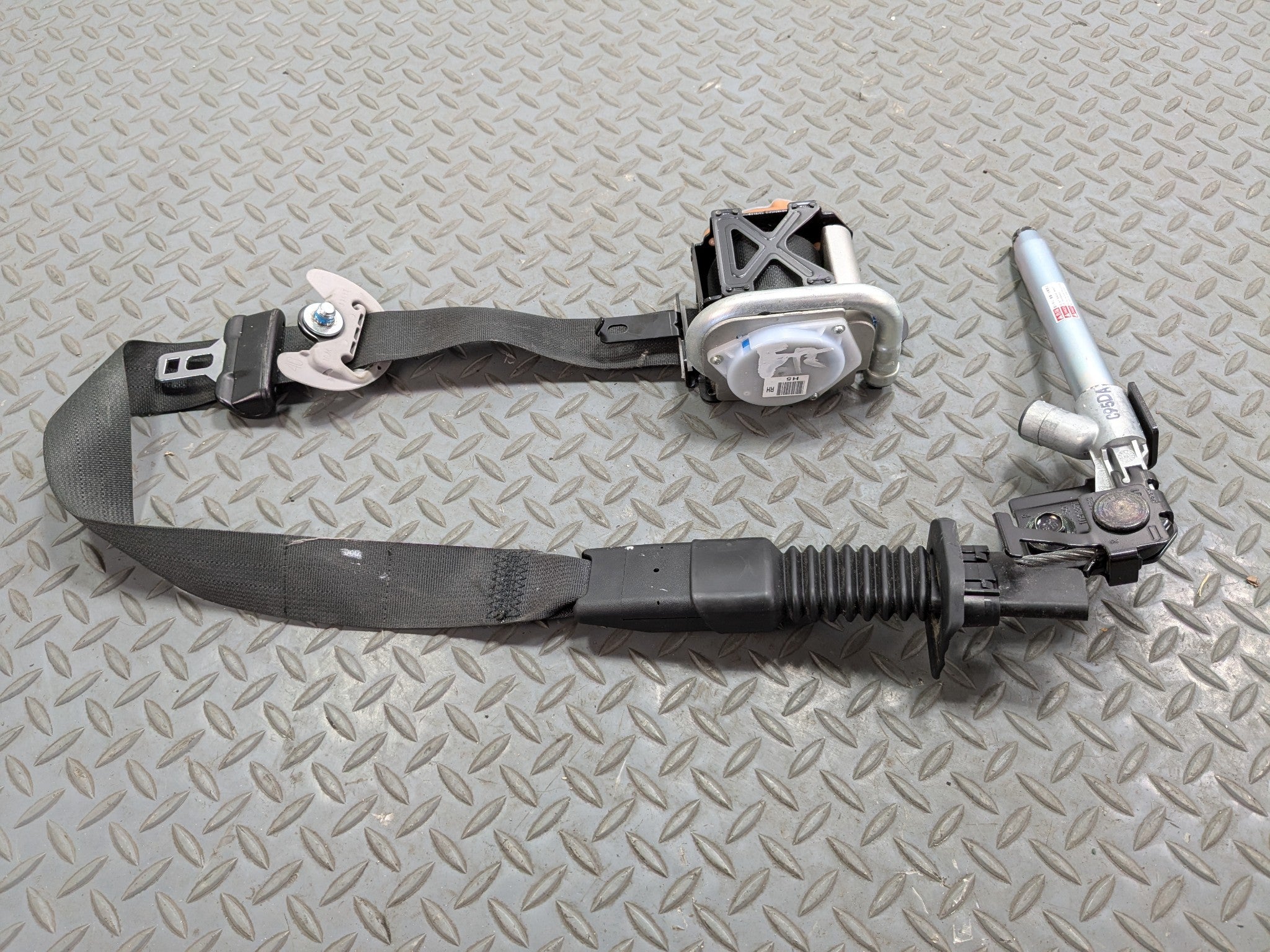 2012 - 2014 HYUNDAI AZERA OEM SAFETY SEAT BELT PASSENGER RIGHT SIDE ASSEMBLY