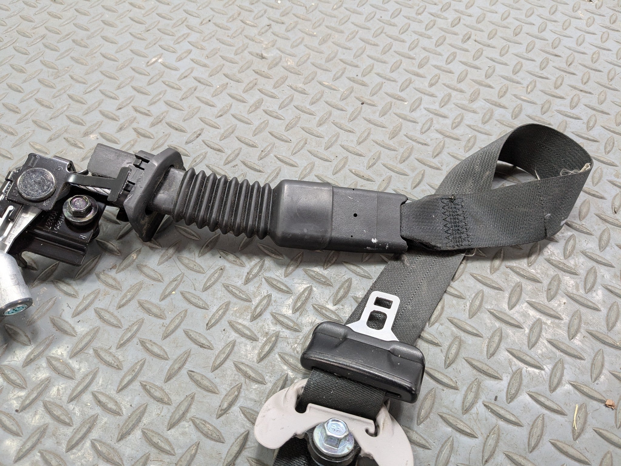2012 - 2014 HYUNDAI AZERA OEM SAFETY SEAT BELT PASSENGER RIGHT SIDE ASSEMBLY