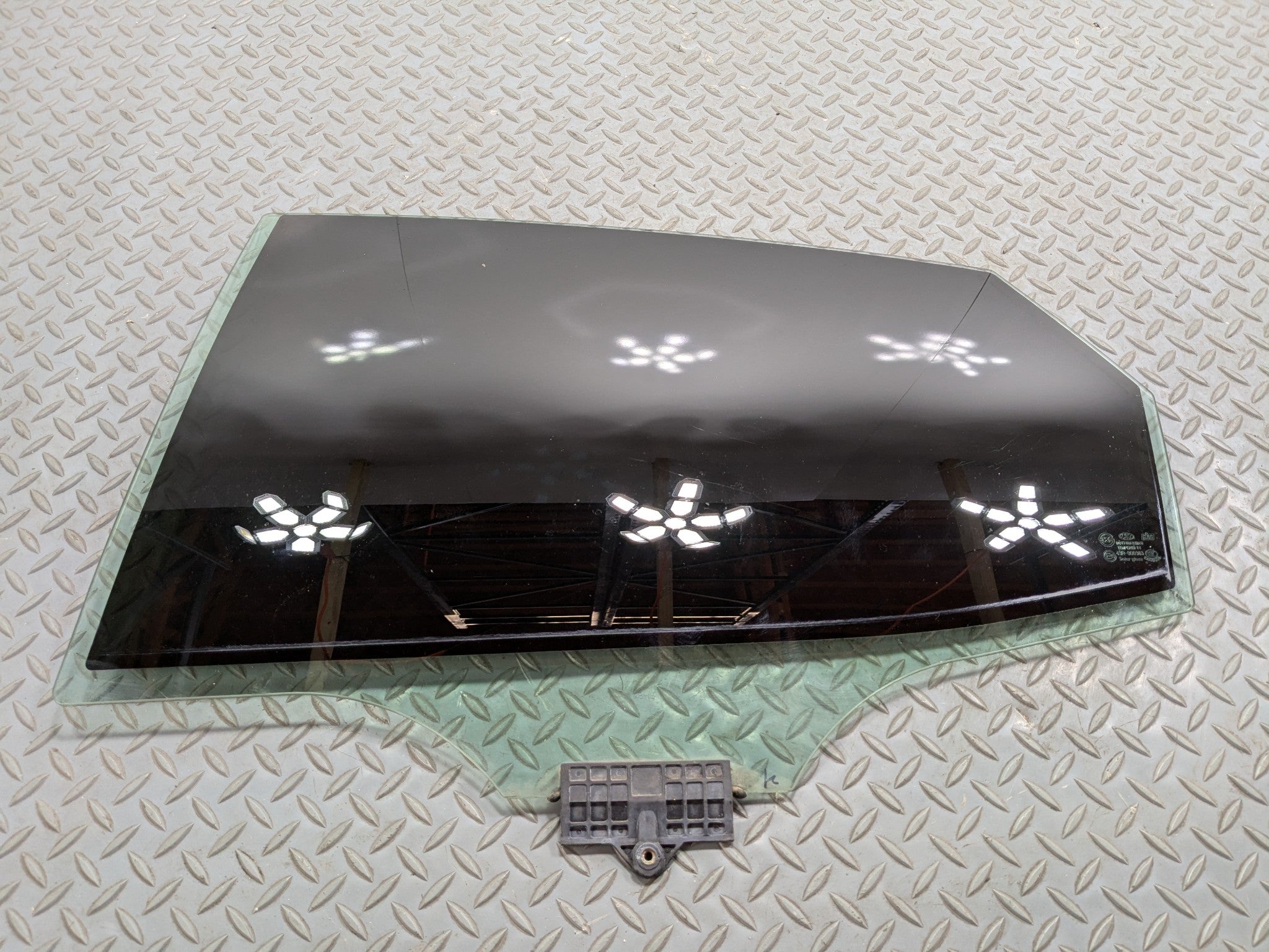 2012 - 2014 HYUNDAI AZERA OEM REAR LEFT DRIVER SIDE DOOR WINDOW GLASS WITH TINT