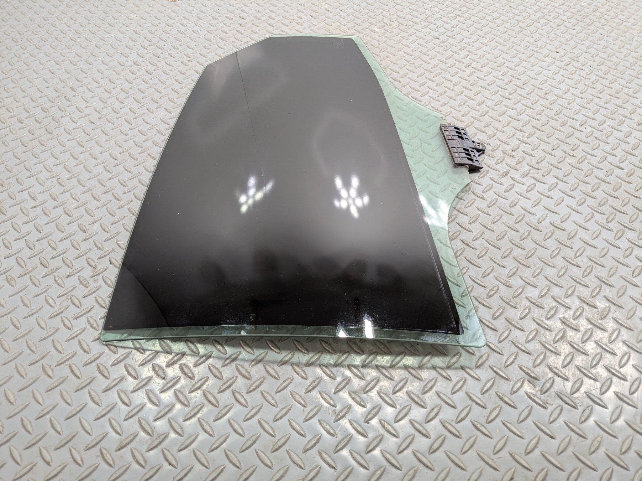 2012 - 2014 HYUNDAI AZERA OEM REAR LEFT DRIVER SIDE DOOR WINDOW GLASS WITH TINT