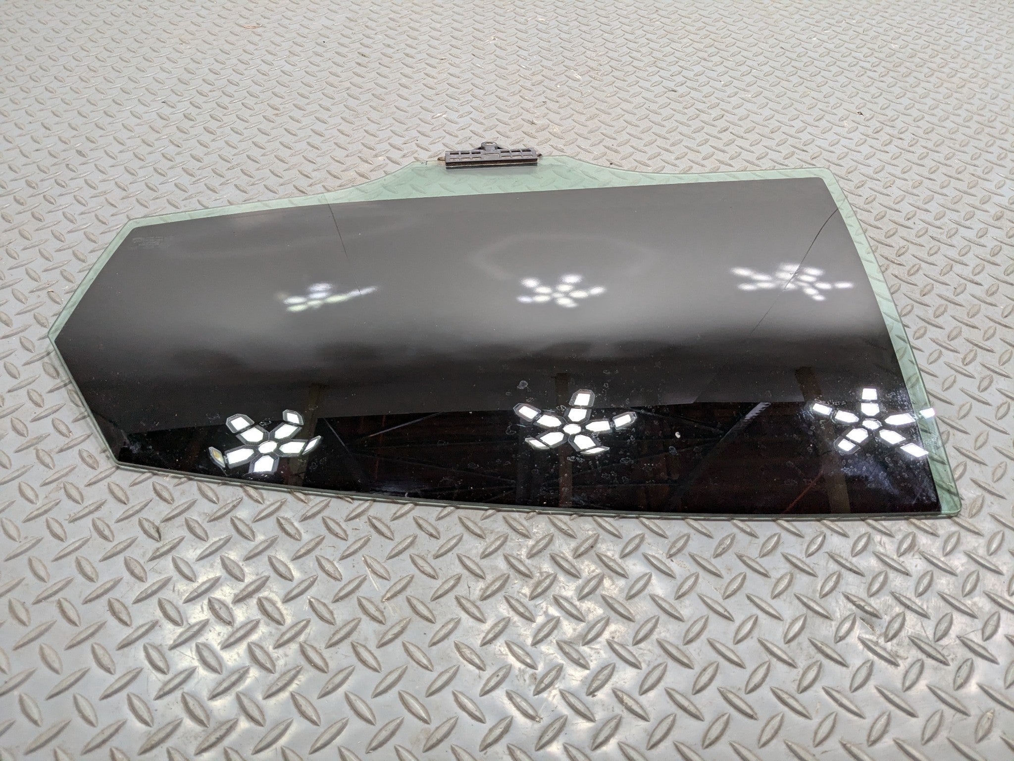 2012 - 2014 HYUNDAI AZERA OEM REAR LEFT DRIVER SIDE DOOR WINDOW GLASS WITH TINT