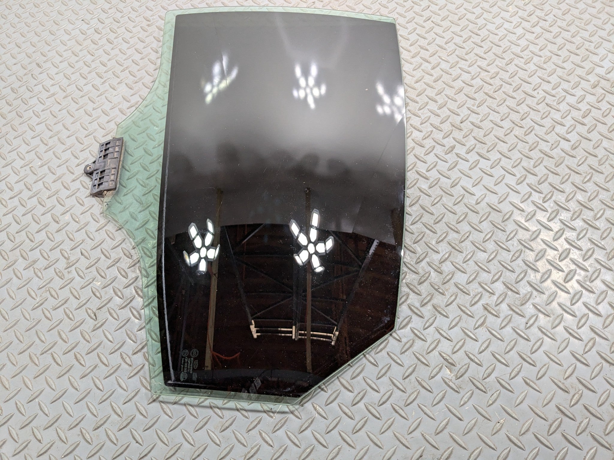 2012 - 2014 HYUNDAI AZERA OEM REAR LEFT DRIVER SIDE DOOR WINDOW GLASS WITH TINT