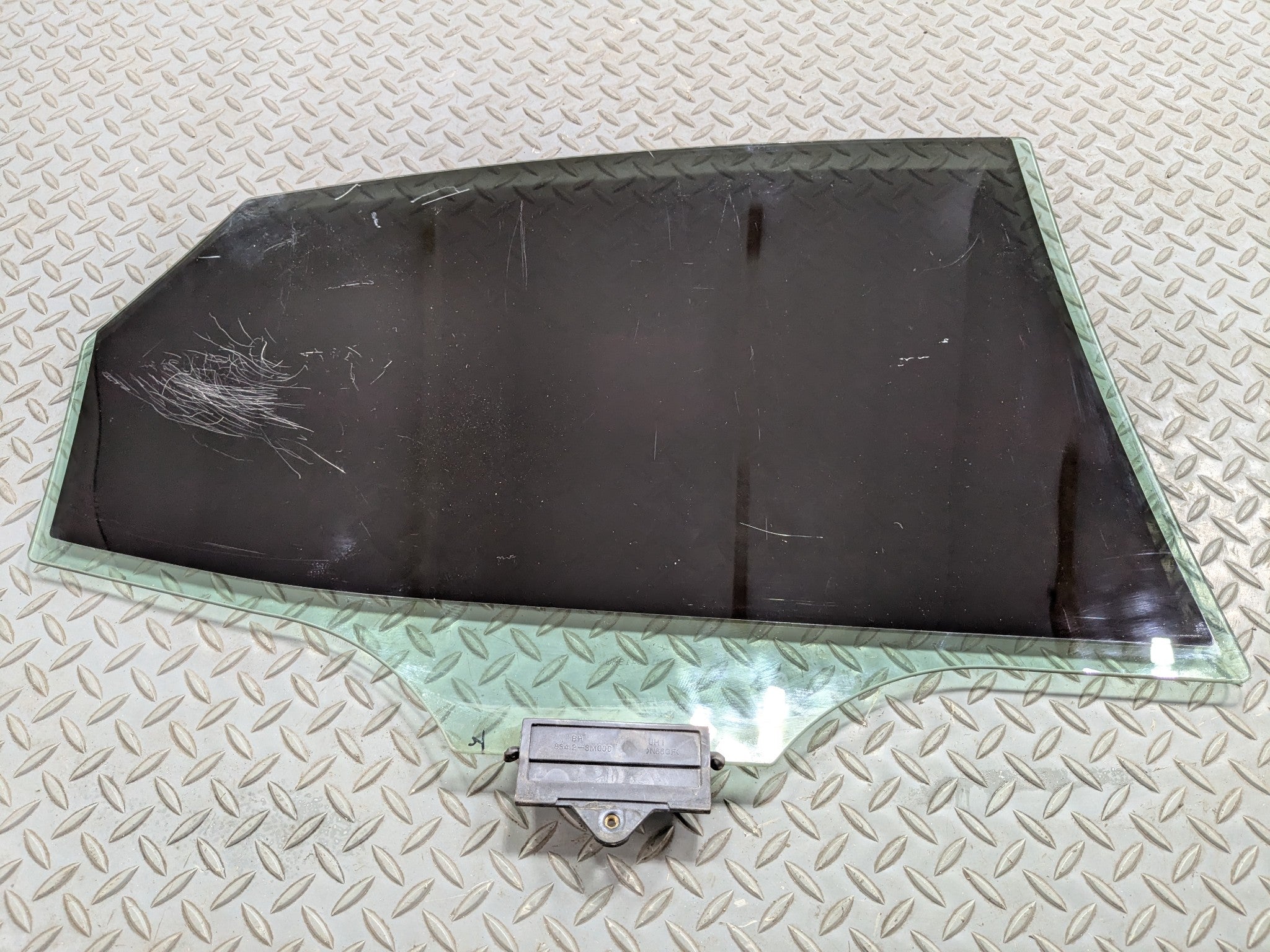 2012 - 2014 HYUNDAI AZERA OEM REAR LEFT DRIVER SIDE DOOR WINDOW GLASS WITH TINT