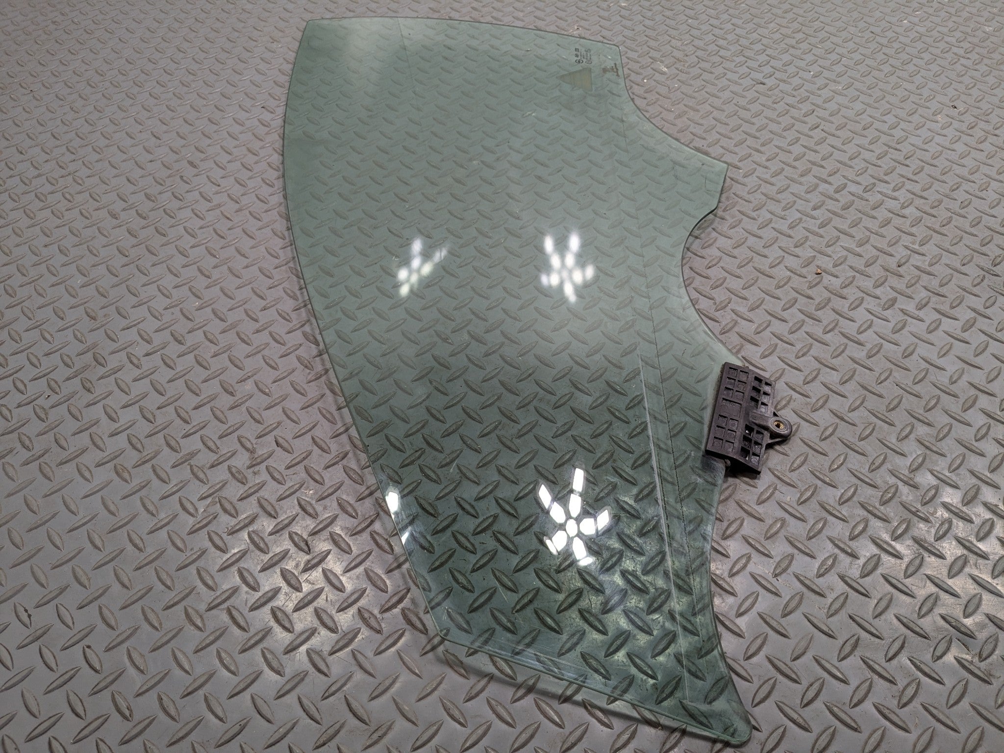 2012 - 2014 HYUNDAI AZERA OEM FRONT LEFT DRIVER SIDE DOOR WINDOW GLASS