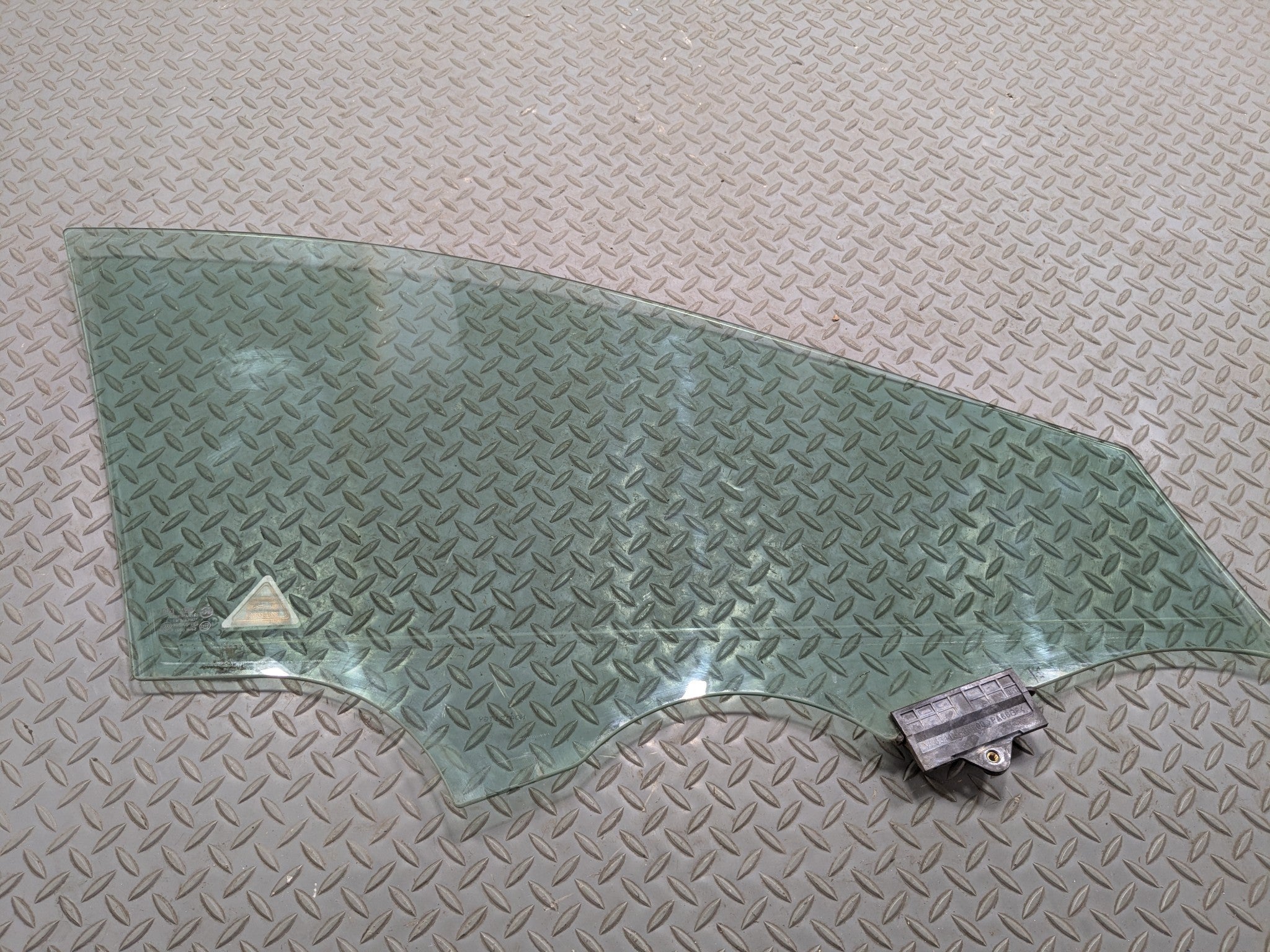 2012 - 2014 HYUNDAI AZERA OEM FRONT LEFT DRIVER SIDE DOOR WINDOW GLASS