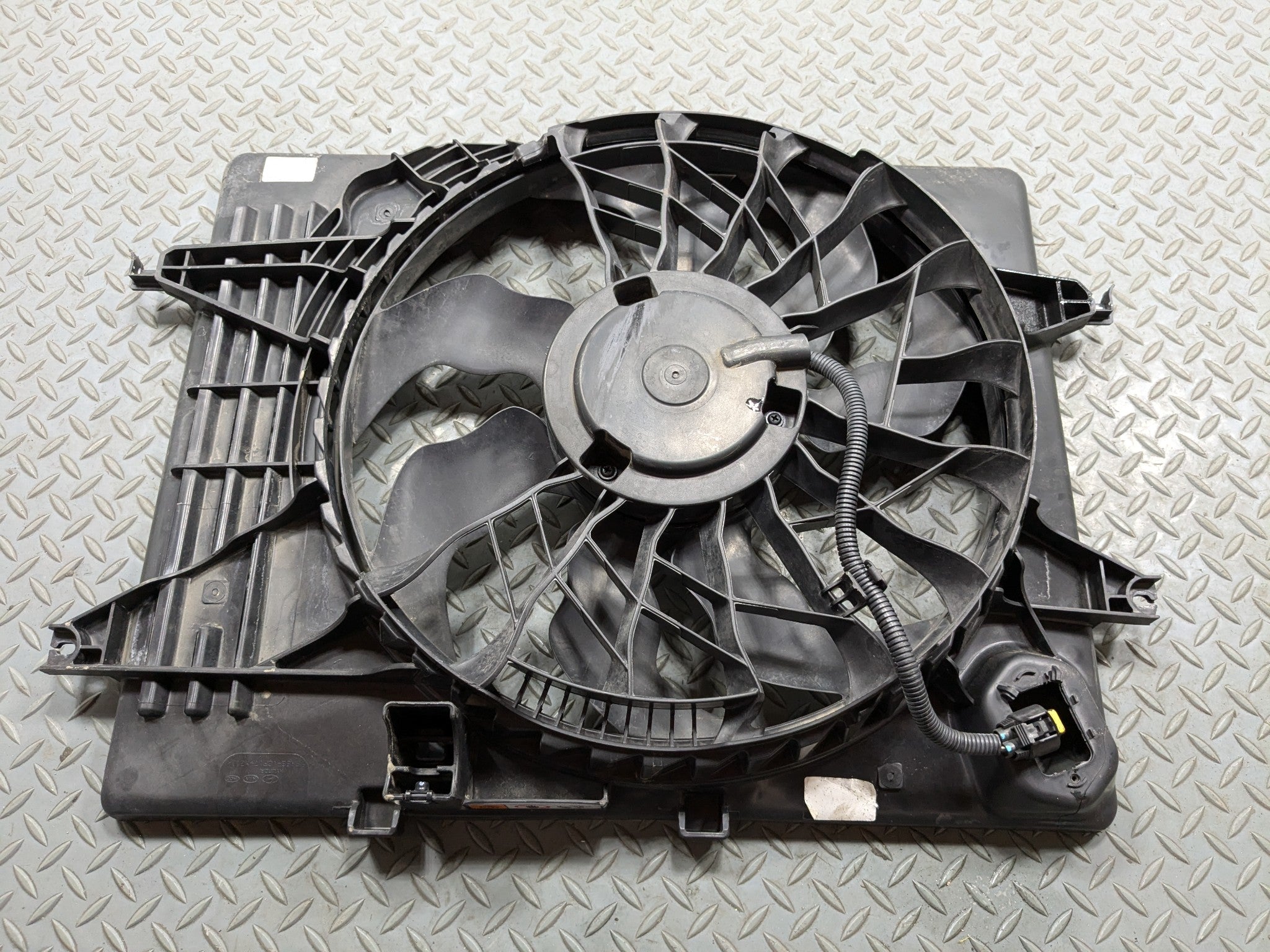 2012 - 2014 HYUNDAI AZERA OEM ELECTRIC ENGINE COOLING MOTOR FAN ASSEMBLY