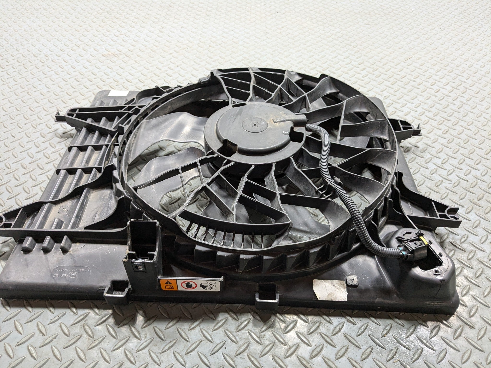 2012 - 2014 HYUNDAI AZERA OEM ELECTRIC ENGINE COOLING MOTOR FAN ASSEMBLY