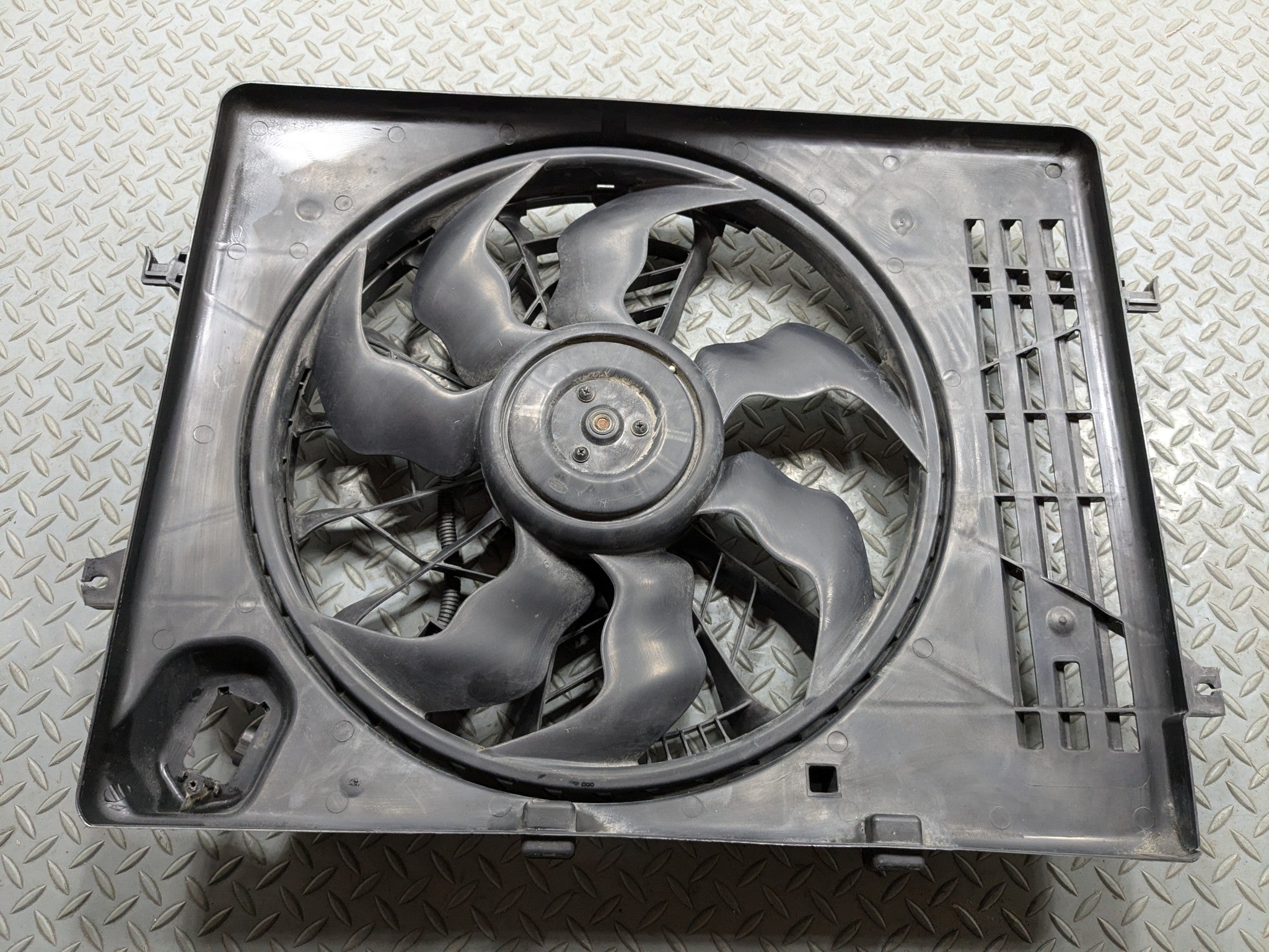 2012 - 2014 HYUNDAI AZERA OEM ELECTRIC ENGINE COOLING MOTOR FAN ASSEMBLY