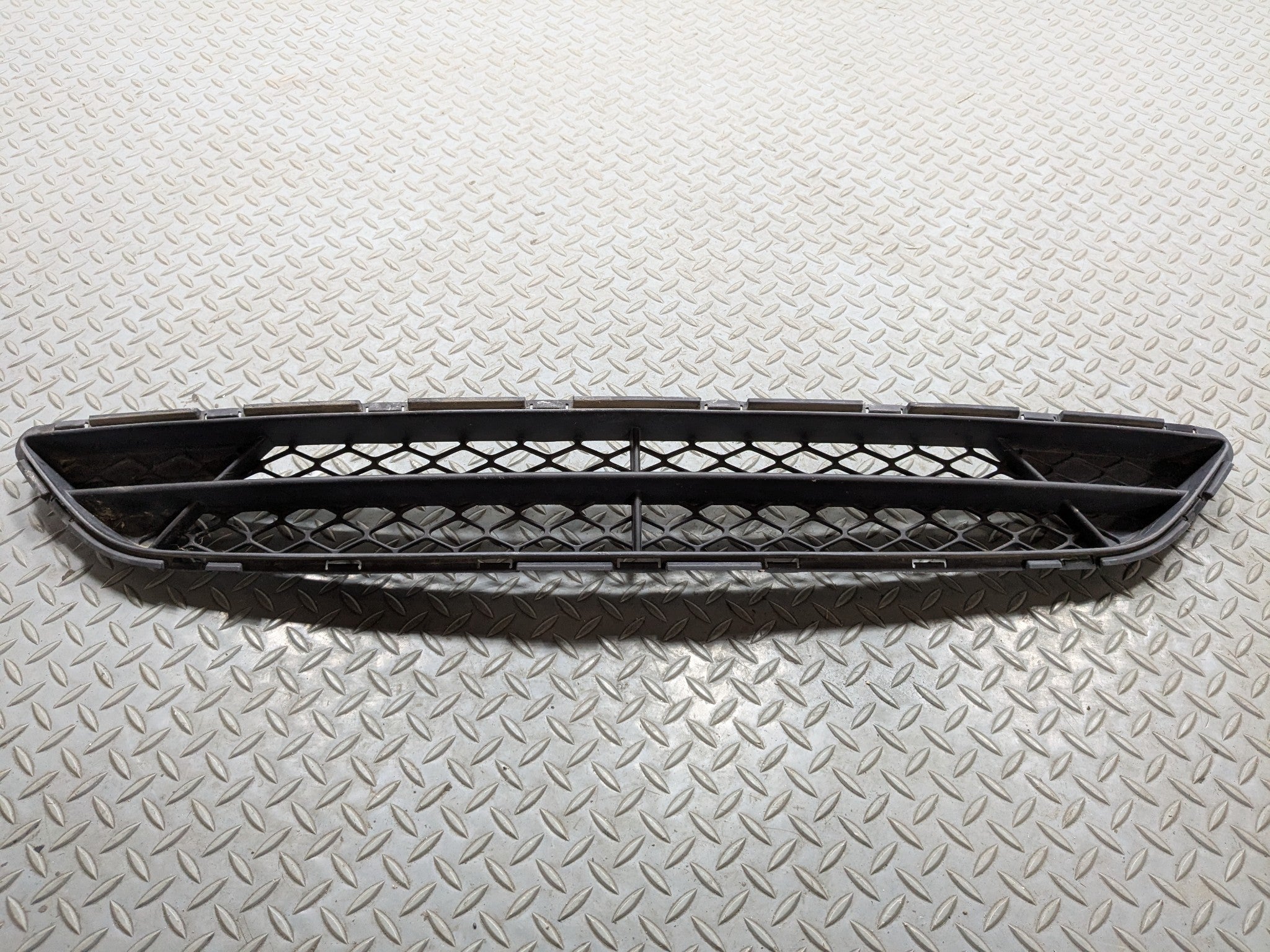 2012 - 2014 HYUNDAI AZERA OEM FRONT CENTER GRILLE LOWER BUMPER MOUNTED BLACK
