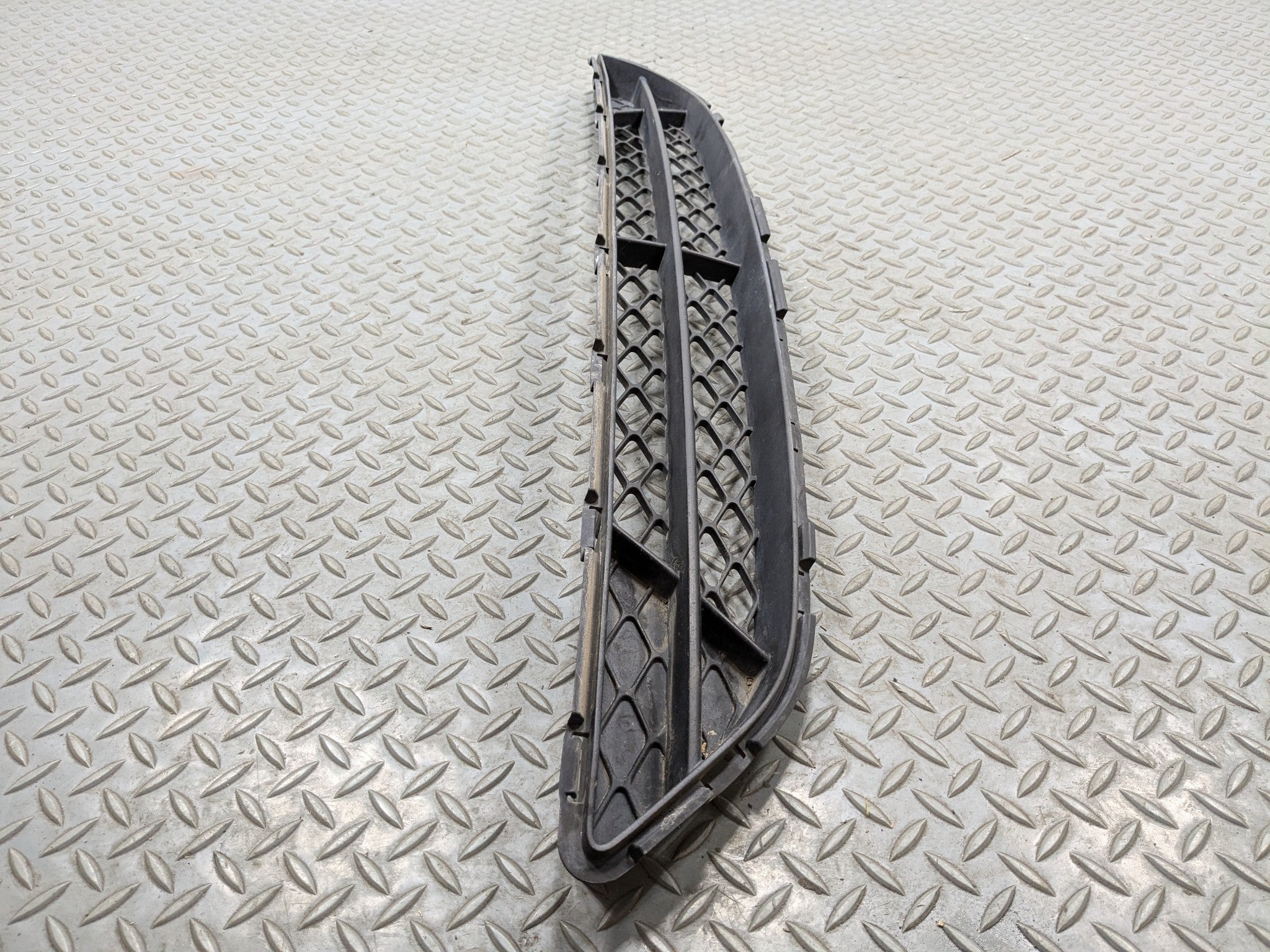2012 - 2014 HYUNDAI AZERA OEM FRONT CENTER GRILLE LOWER BUMPER MOUNTED BLACK