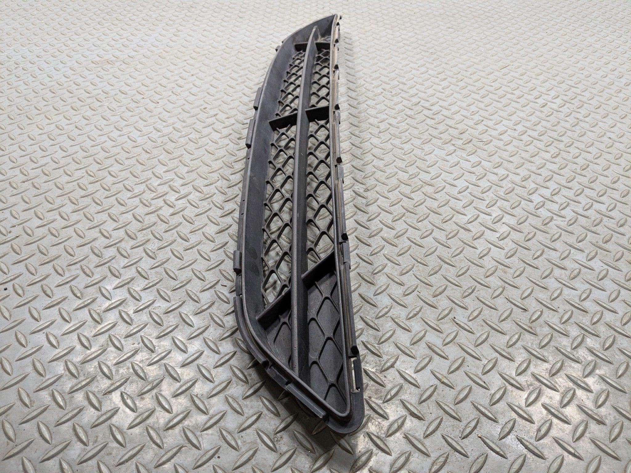 2012 - 2014 HYUNDAI AZERA OEM FRONT CENTER GRILLE LOWER BUMPER MOUNTED BLACK