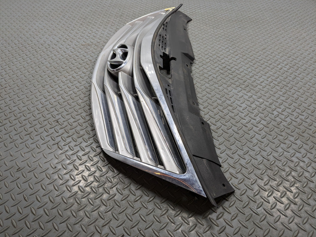 12 - 14 HYUNDAI AZERA OEM FRONT CENTER UPPER BUMPER CHROME GRILLE WITH EMBLEM