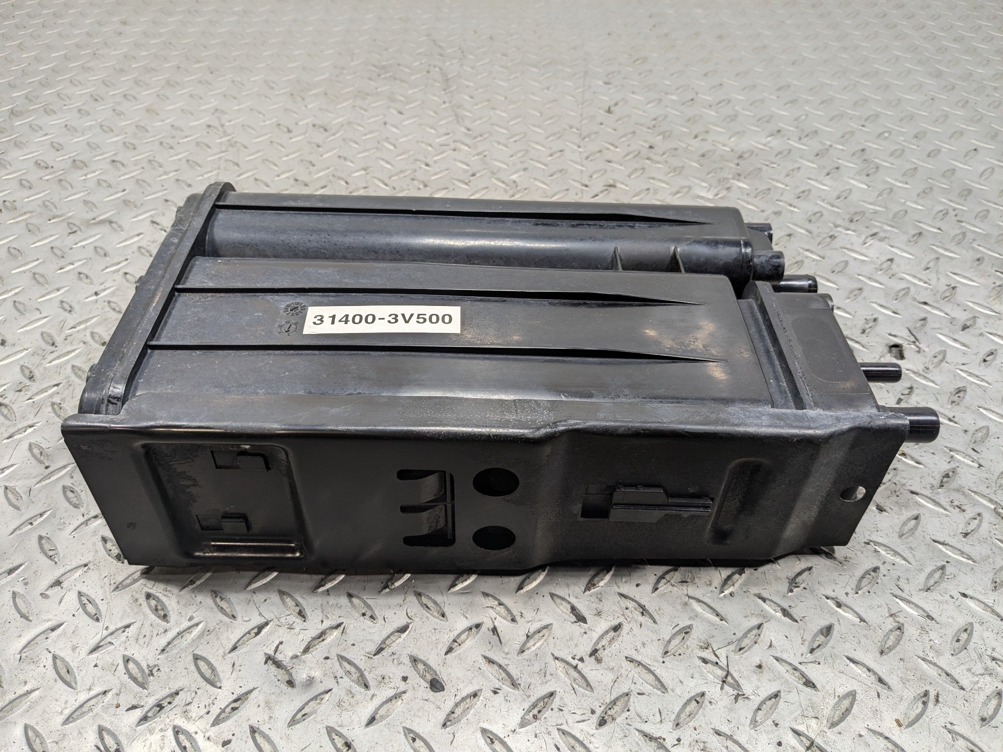 2012 - 2014 HYUNDAI AZERA OEM FUEL VAPOR EVAPORATOR CANISTER ASSEMBLY