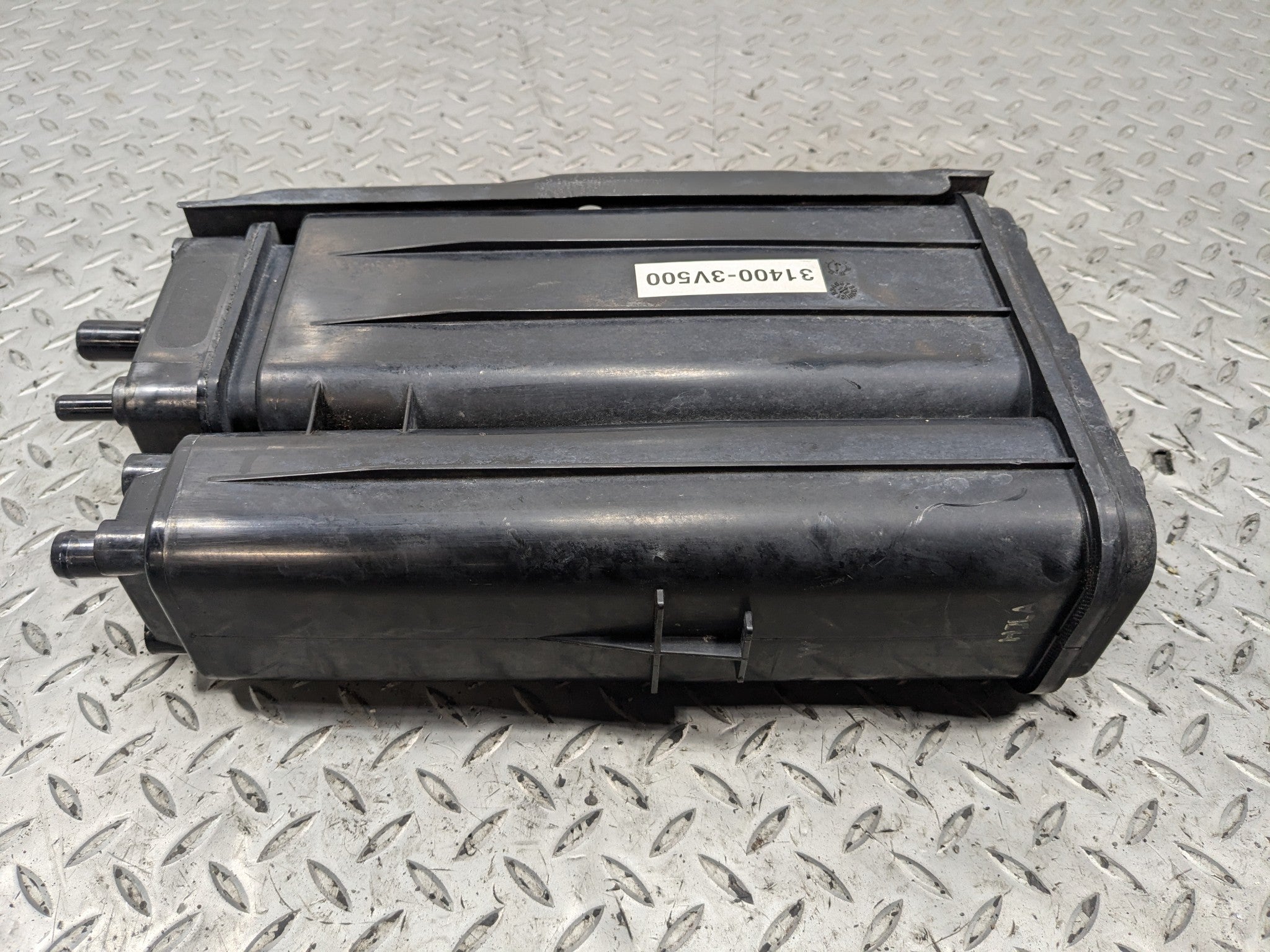 2012 - 2014 HYUNDAI AZERA OEM FUEL VAPOR EVAPORATOR CANISTER ASSEMBLY