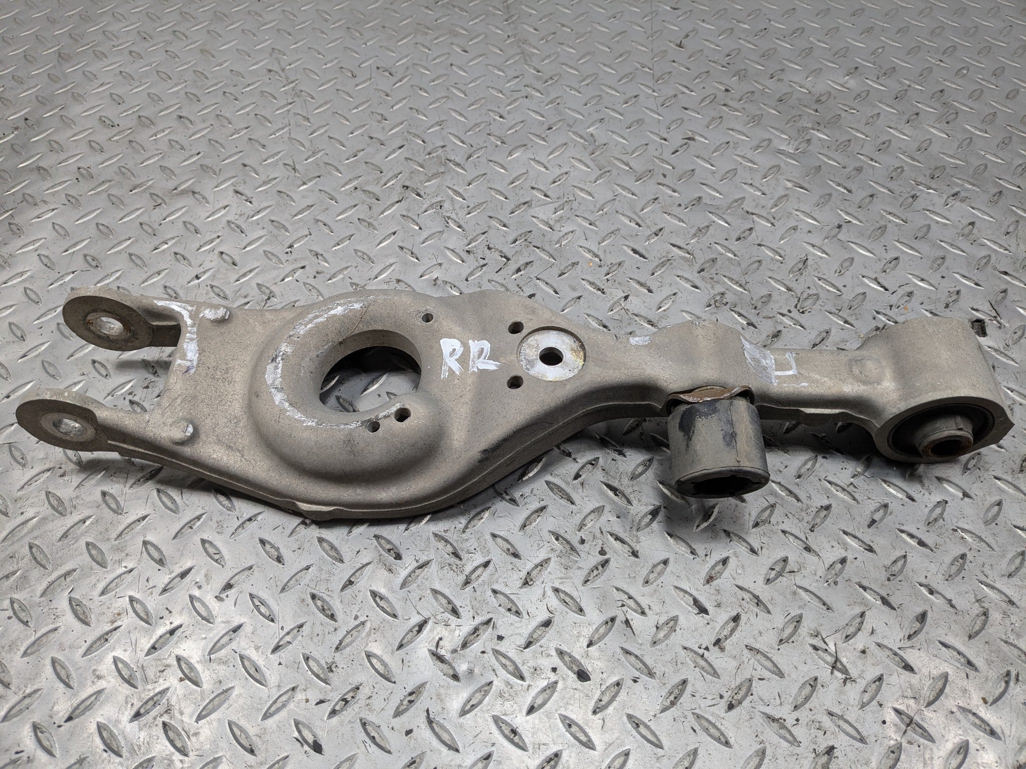 2012 - 2014 HYUNDAI AZERA OEM LOWER CONTROL ARM SUSPENSION REAR RIGHT SIDE