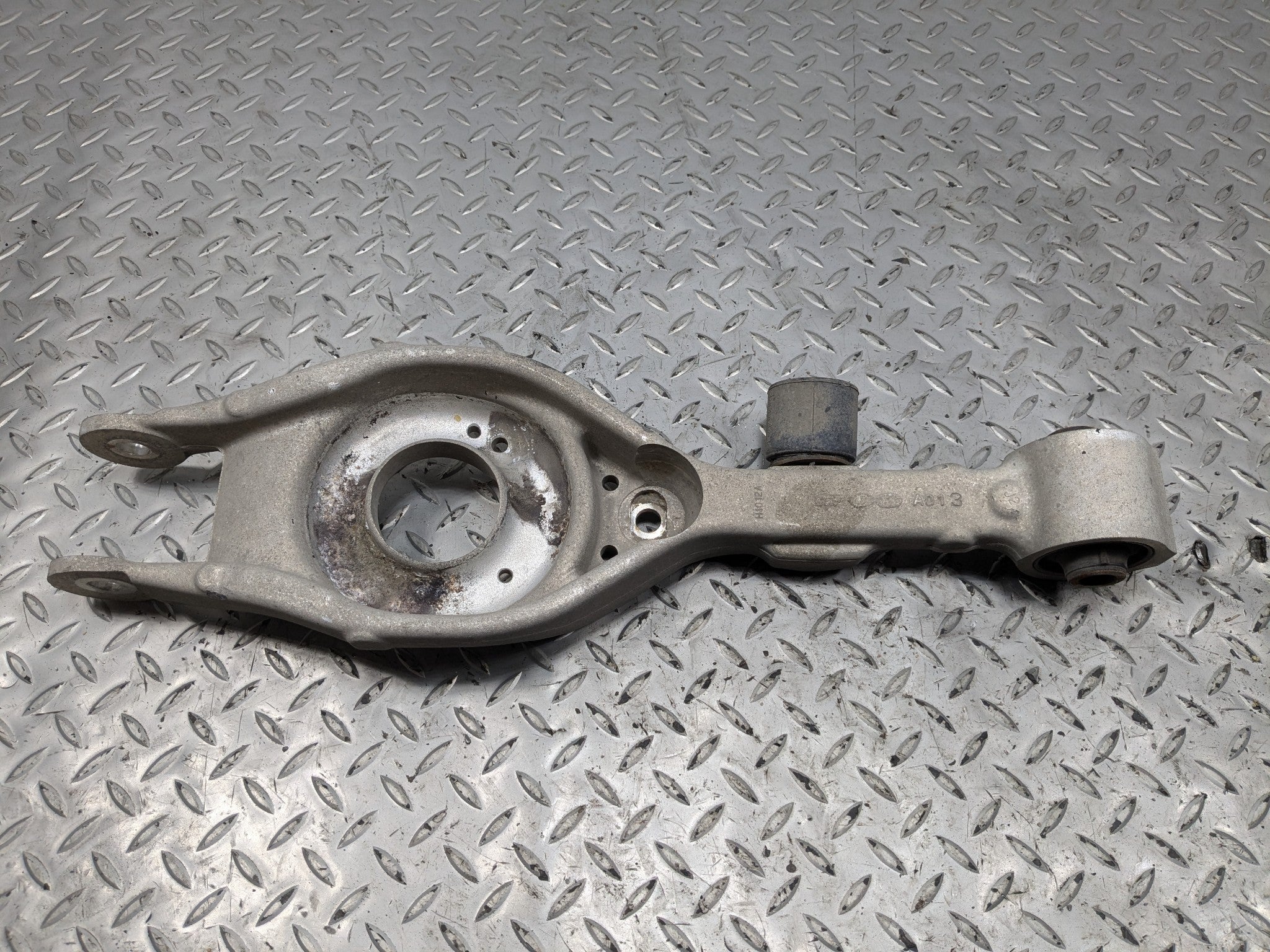 2012 - 2014 HYUNDAI AZERA OEM LOWER CONTROL ARM SUSPENSION REAR RIGHT SIDE